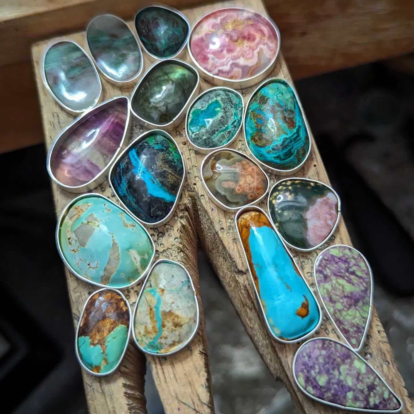 It's bezel mania over here 🫨
I'm very hard at work making lots of OOAK pieces for the 7 events I have between now and the end of June!
The royston turquoise and chrysocolla stones were pulled out of the ground, and hand cut by myself! The other ston