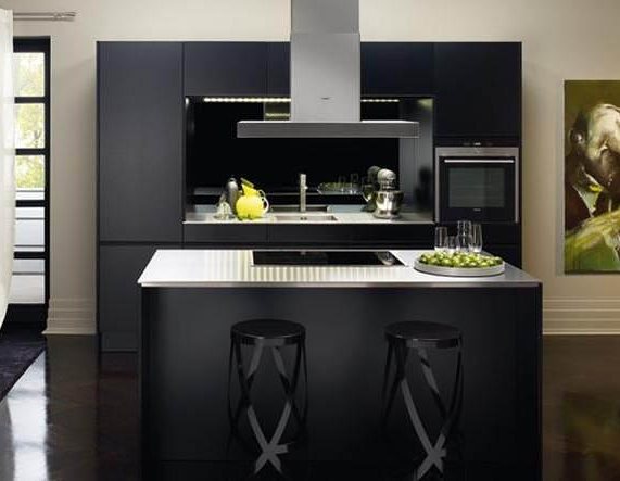 Small yet sophisticated, this #compact #kitchen by @siematic_kitchen  is the perfect blend between #functionality and #style. @binnsdesign
