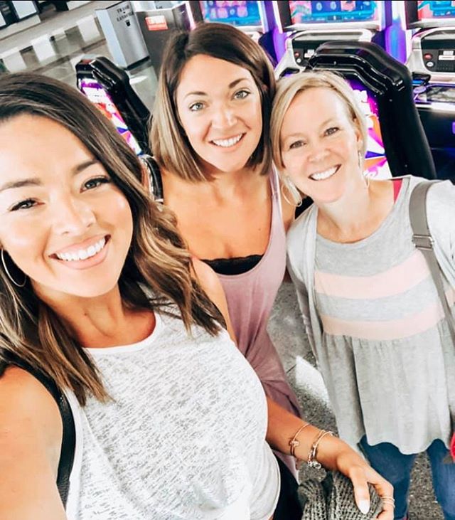 Met these two sisters on the plane to Vegas!  Both of them are #autoimmunewarriors like me 🤛and have had great improvements in their health from improved gut health with proper supplementation. We have all lost inflammation, improved our immune syst