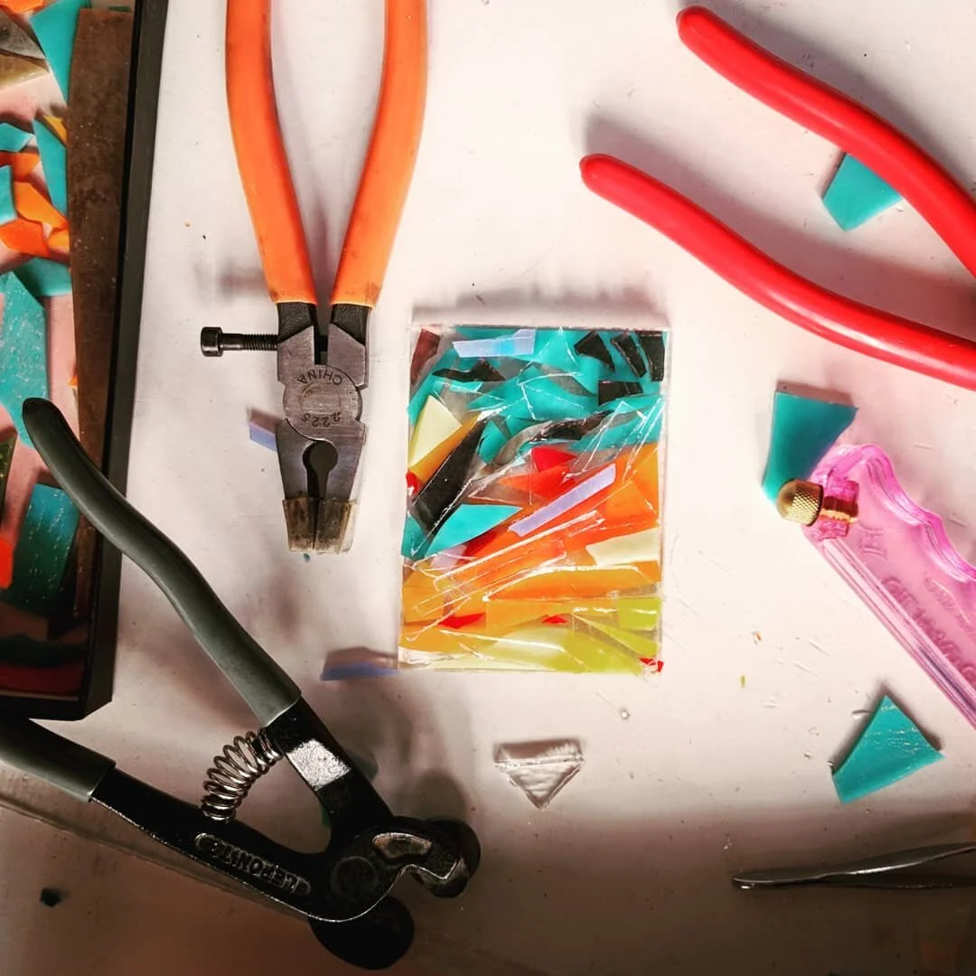 Glass tutorial and studio hang with @annalouglass and @artandadvocacy!! Anna's fashioning this little piece into a nightlight 💡💡💡 #glassart #hubbardstreetlofts #studiovisit #chicagoartists