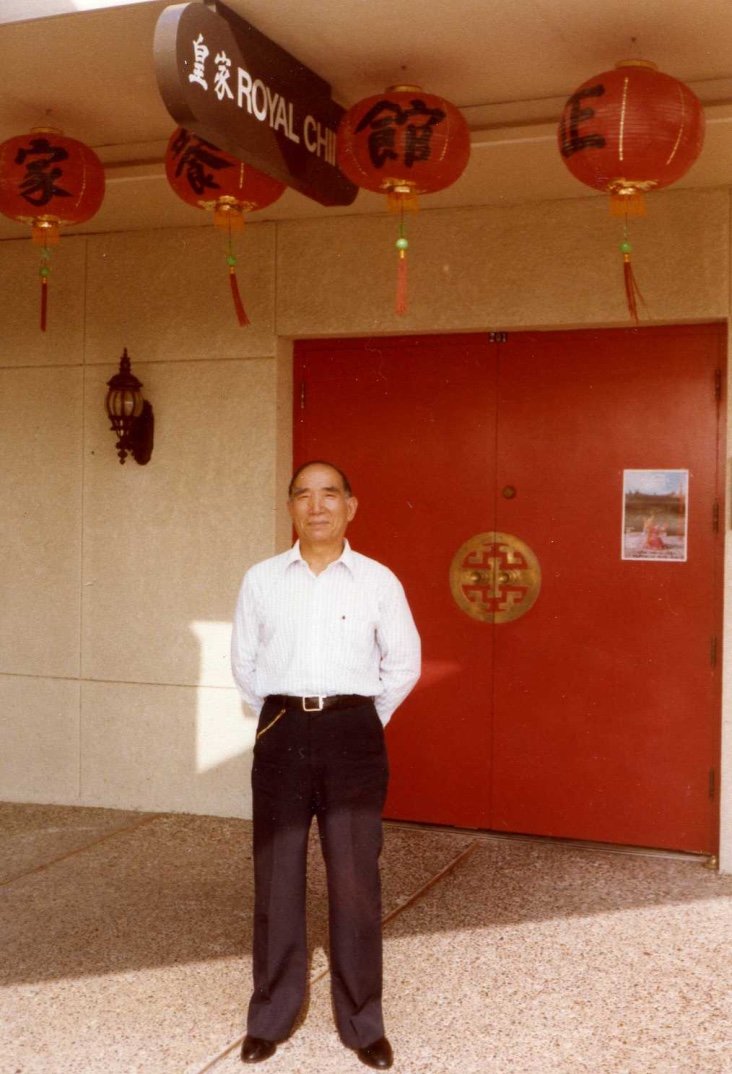 Buck Kao in front of Royal China front entrance 1981.jpg