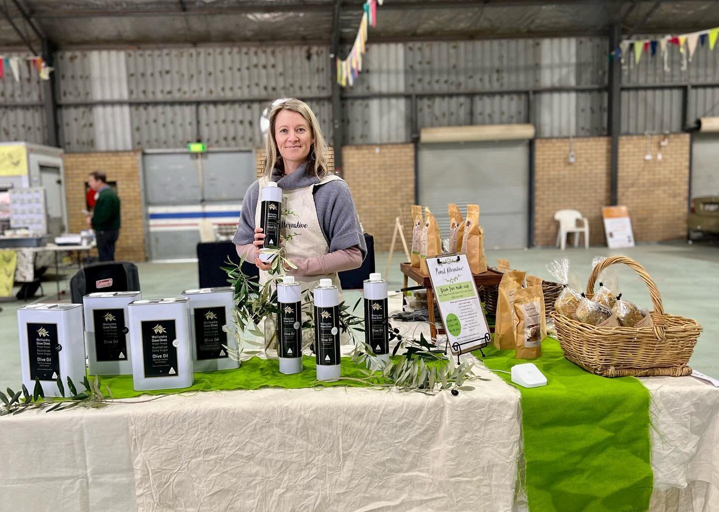 Locals supporting locals.
New market outlet! 
You can now purchase @wollundrygroveolives in tins from Sara @primalalternativebysara at the @riverinaproducersmarket at the @waggashowgroundfarmersmarket today and every Thursday! Yay!!! 
Sara bakes glut