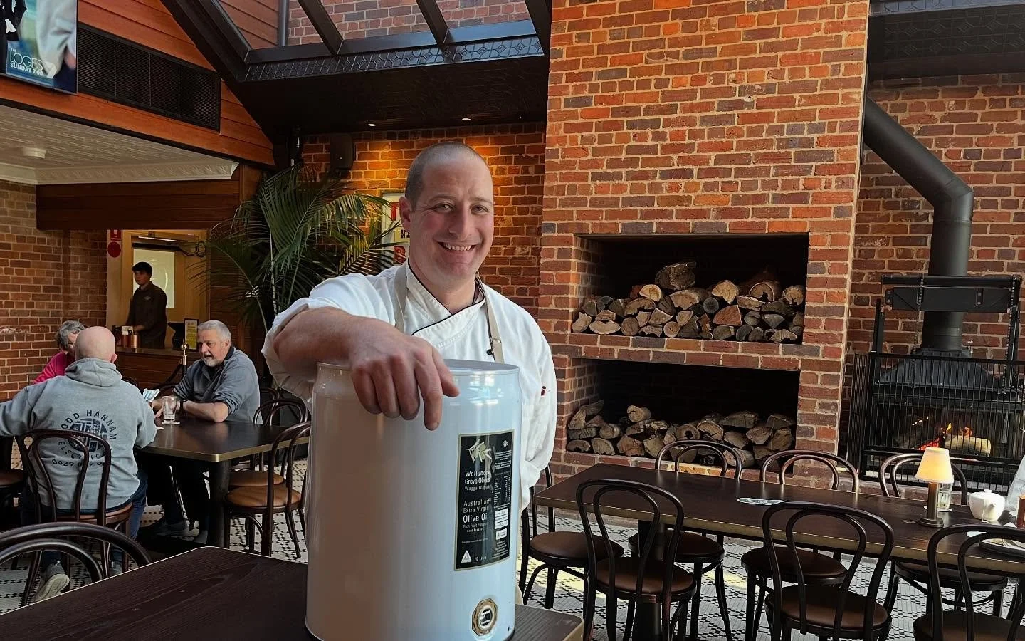 Locals supporting locals.
It was a privilege that Head chef, Chris showed us around the newly renovated @coolamonhotel 
A credit to the owners, the builders and a fabulous asset to the community.
Great choice of food on the menu, (including the marin