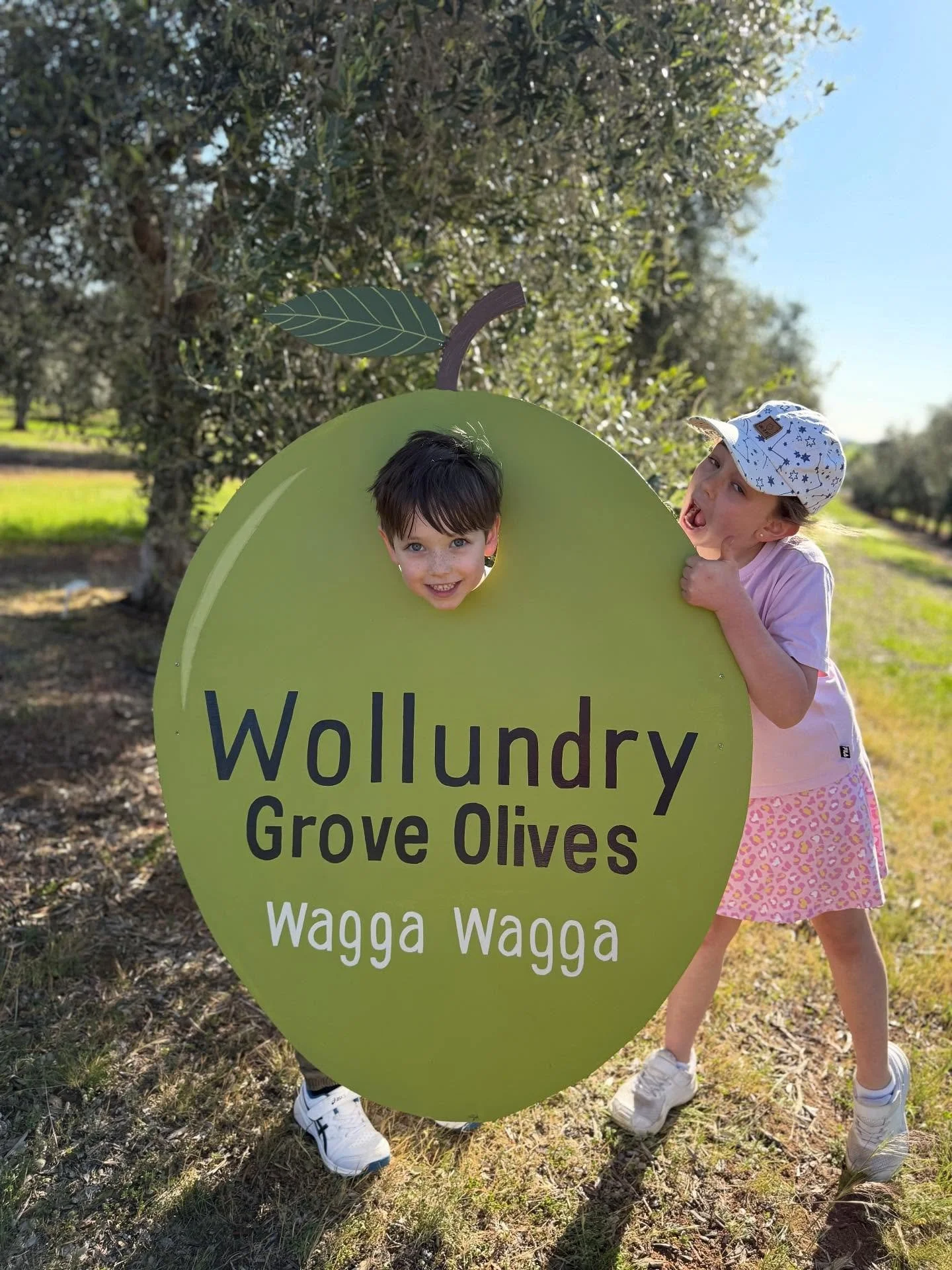 Aren&rsquo;t they cute? 🤗
One of our best pics for Wollundry Grove olive sign. 
Thank you @mariaspaella and Ash for visiting us last weekend with your beautiful children 😍❤️
