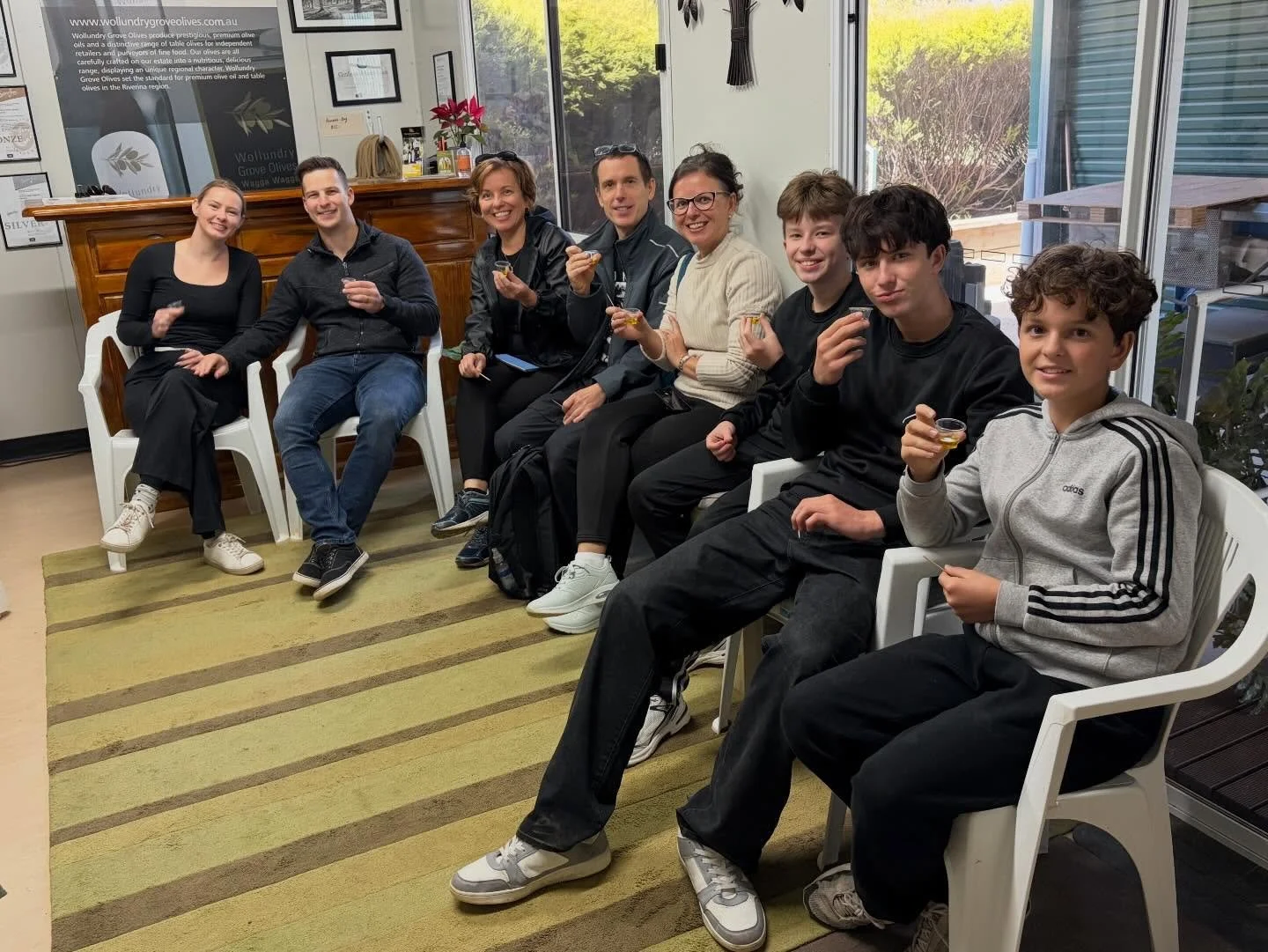 Immersing themselves in locally grown and produced foods of Wagga Wagga.
Today, a beautiful cool day complemented the tour of the grove and finished with a toast tasting of Wollundry Grove golden extra virgin olive oil 😋