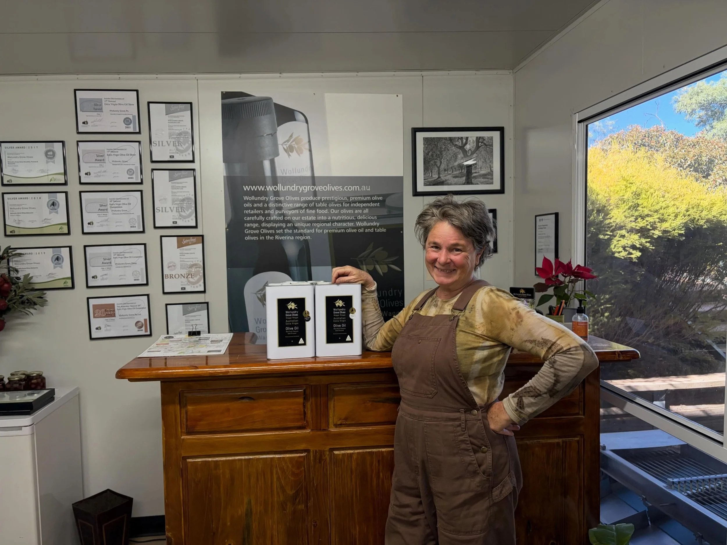Louise @kestrelnest_ecohut spoiling their guests with the best extra virgin olive oil for their kitchen use. 
You will get the utmost eco friendly pampering while staying at their renown Global, National and State awards eco hut 😍