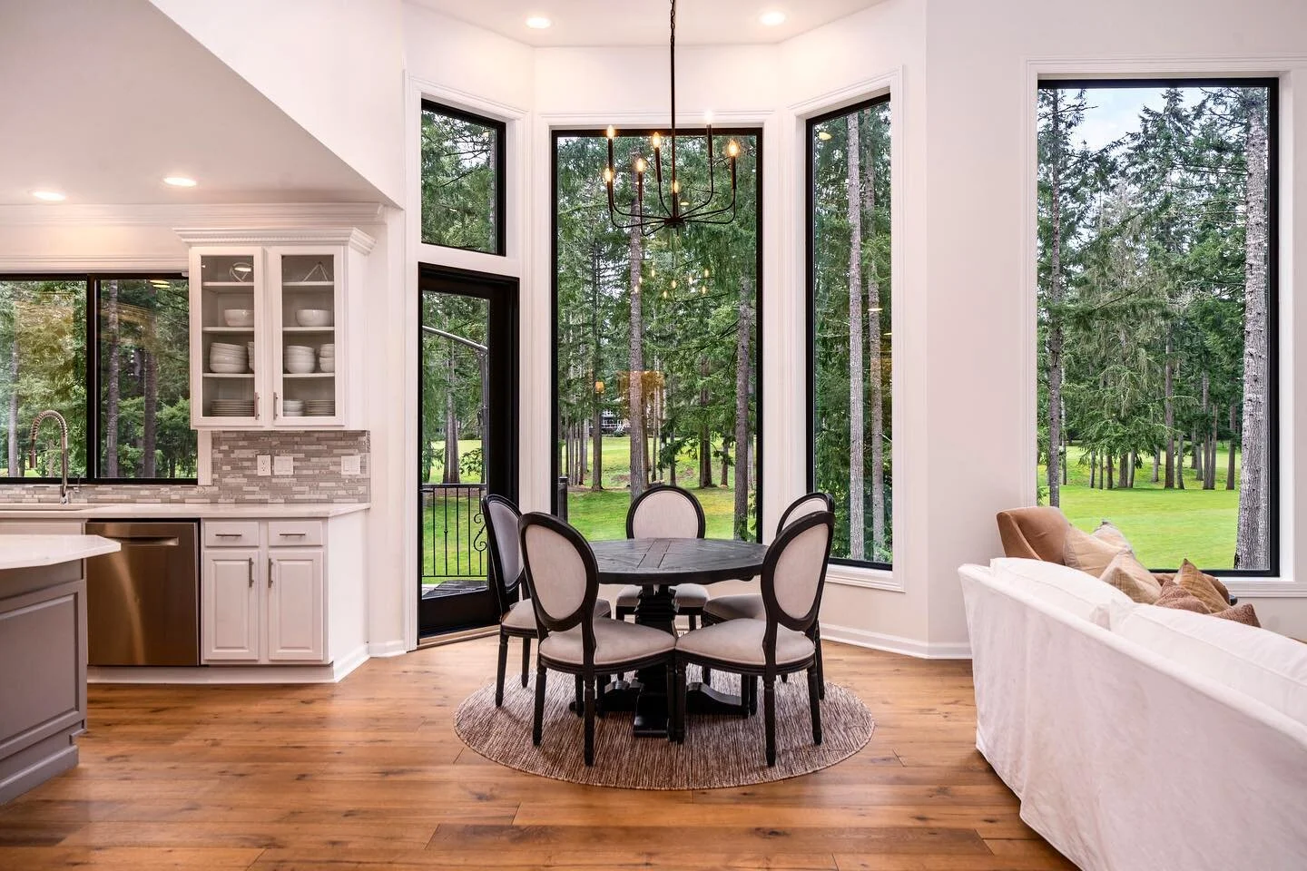 A dream kitchen with two story windows overlooking the greens&hellip; yes please!!! 😍

Canterwood is one of Gig Harbor&rsquo;s most prestigious communities and this manor on the links is no exception!!

#gigharborrealestate #canterwoodgolfandcountry