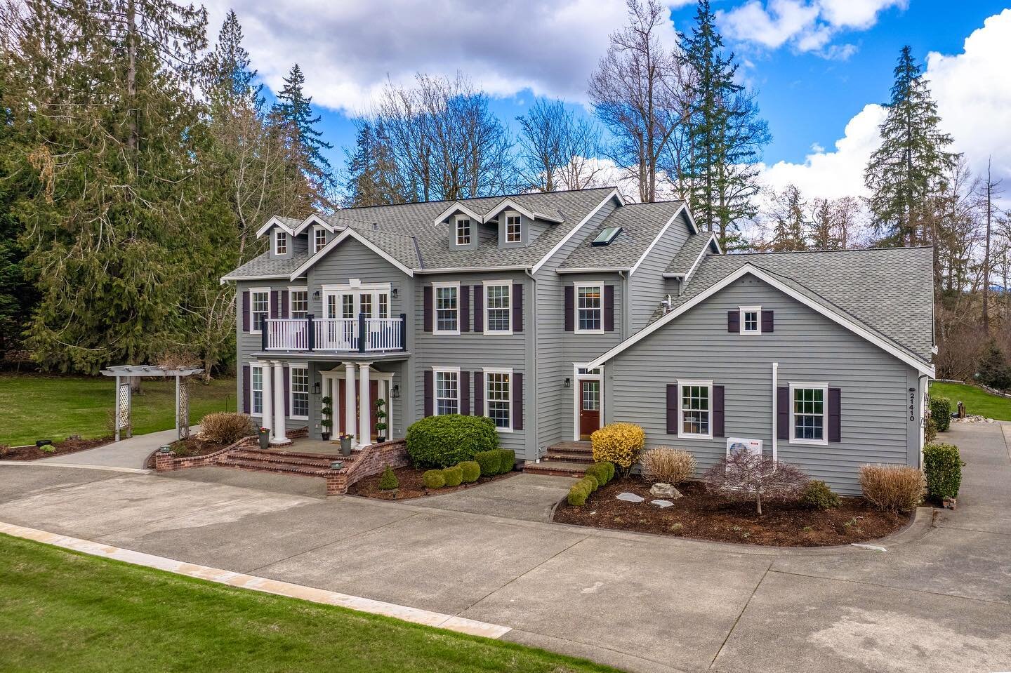 We&rsquo;d tell you to check out this amazing Maple Valley estate but it&rsquo;s already pending in just 48 hours!! ⚡️❤️🤩

Want to sell fast? A great marketing plan starts with exceptional materials and that&rsquo;s our speciality 😉 let&rsquo;s tal