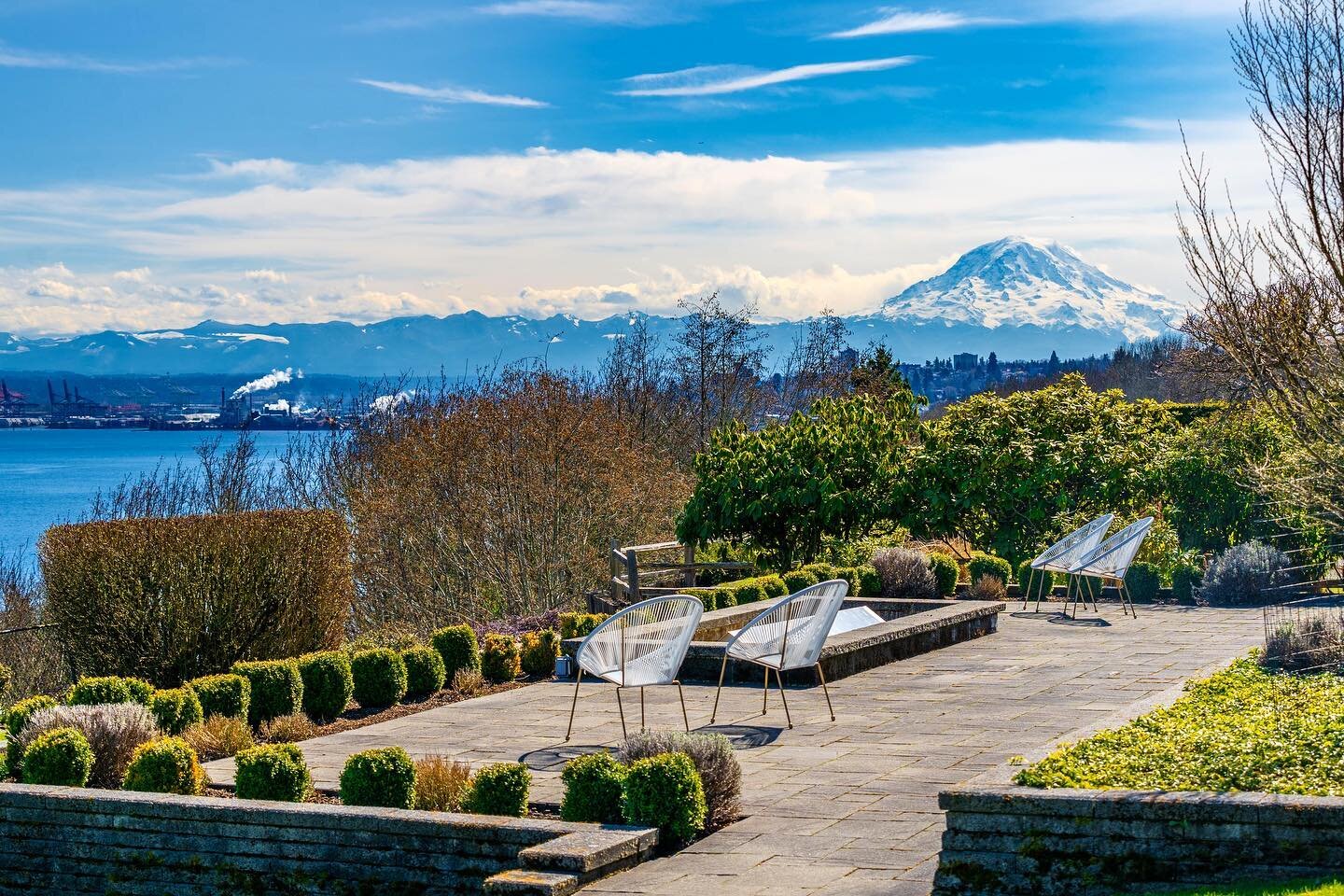 Overlooking commencement bay with unobstructed views of Mt Rainier and the sound this amazing mid century rambler is already pending after just days on the market!! ⚡️⚡️💵💵😊🥰

Are your listings getting the attention they deserve?

#alki #northtaco