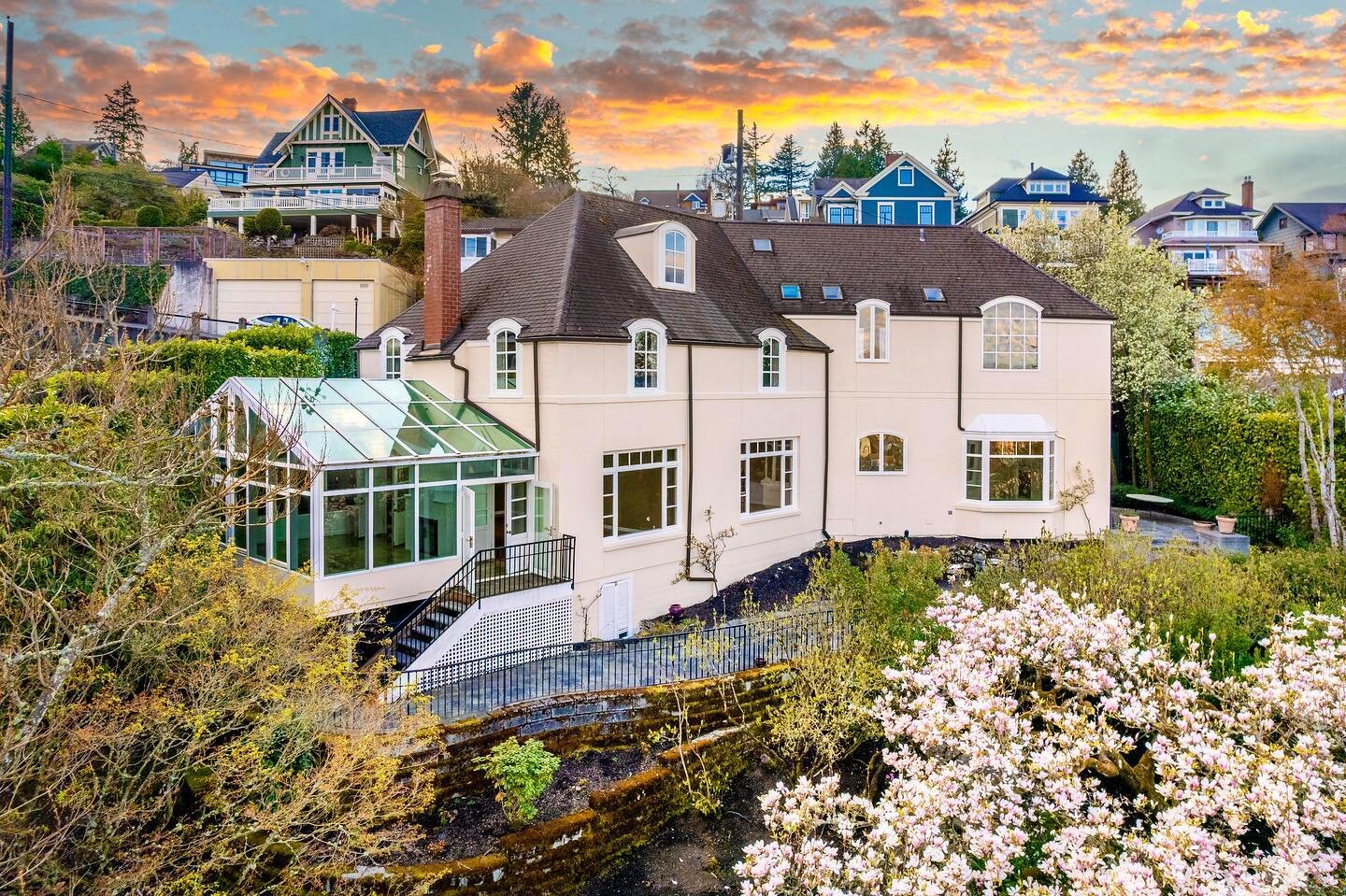 This north slope neighborhood is a bit local secret and has some of North Tacoma&rsquo;s most historic homes! Check out this French provincial with cherries in fullbloom!! 🌸🌸🌸

#springmarket #northslopetacoma 
#proctordistrict #stadiumdistrict #pi