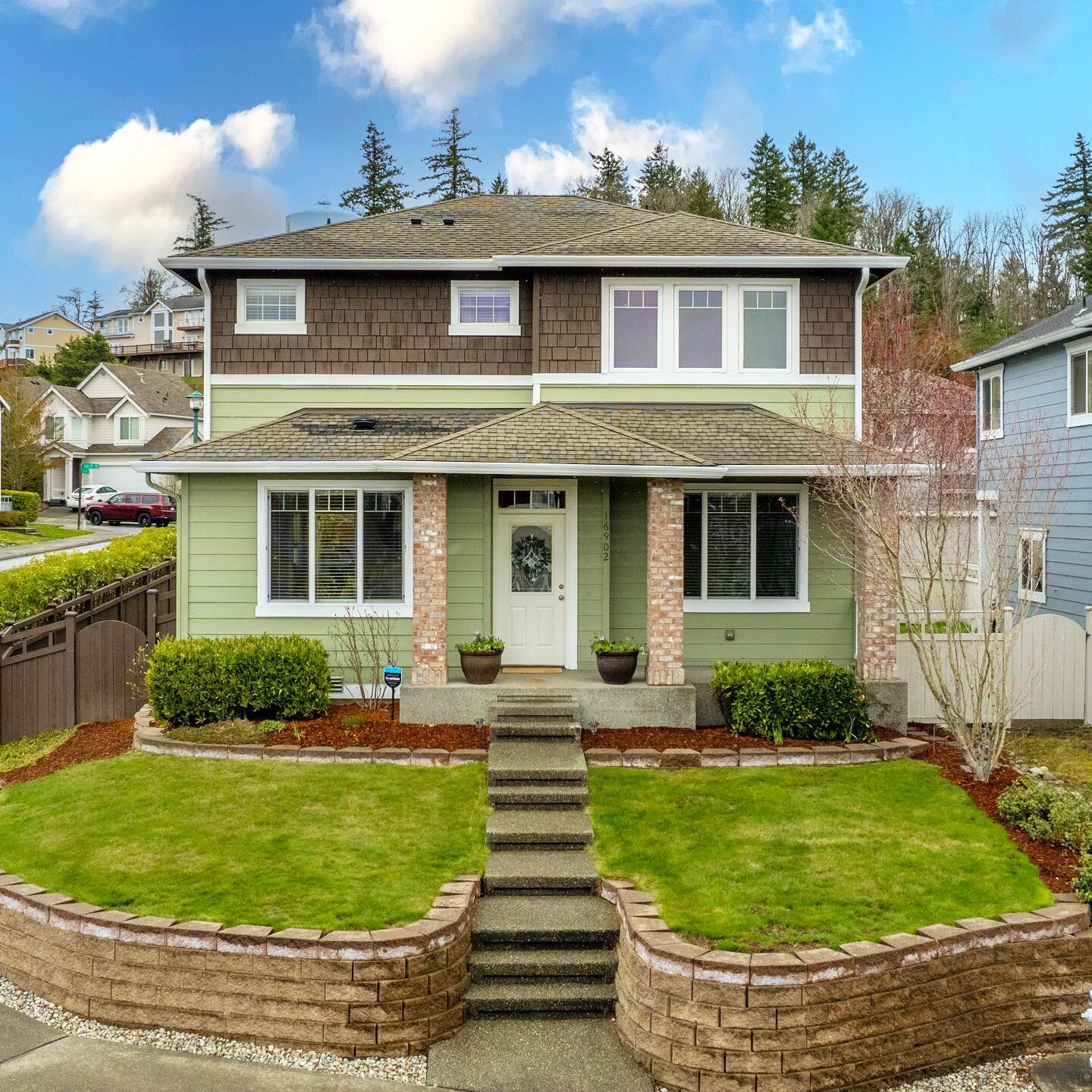 Happy Friday!!!! Tons of fresh hitting the market, open houses FTW! Love this corner lot beauty from @denisechristoffersonassc 🥰😍&hearts;️

#kingcountyrealestate #seattlerealestate #bellevuerealestate #issaquahwa #luxuryrealestate
#washingtonreales