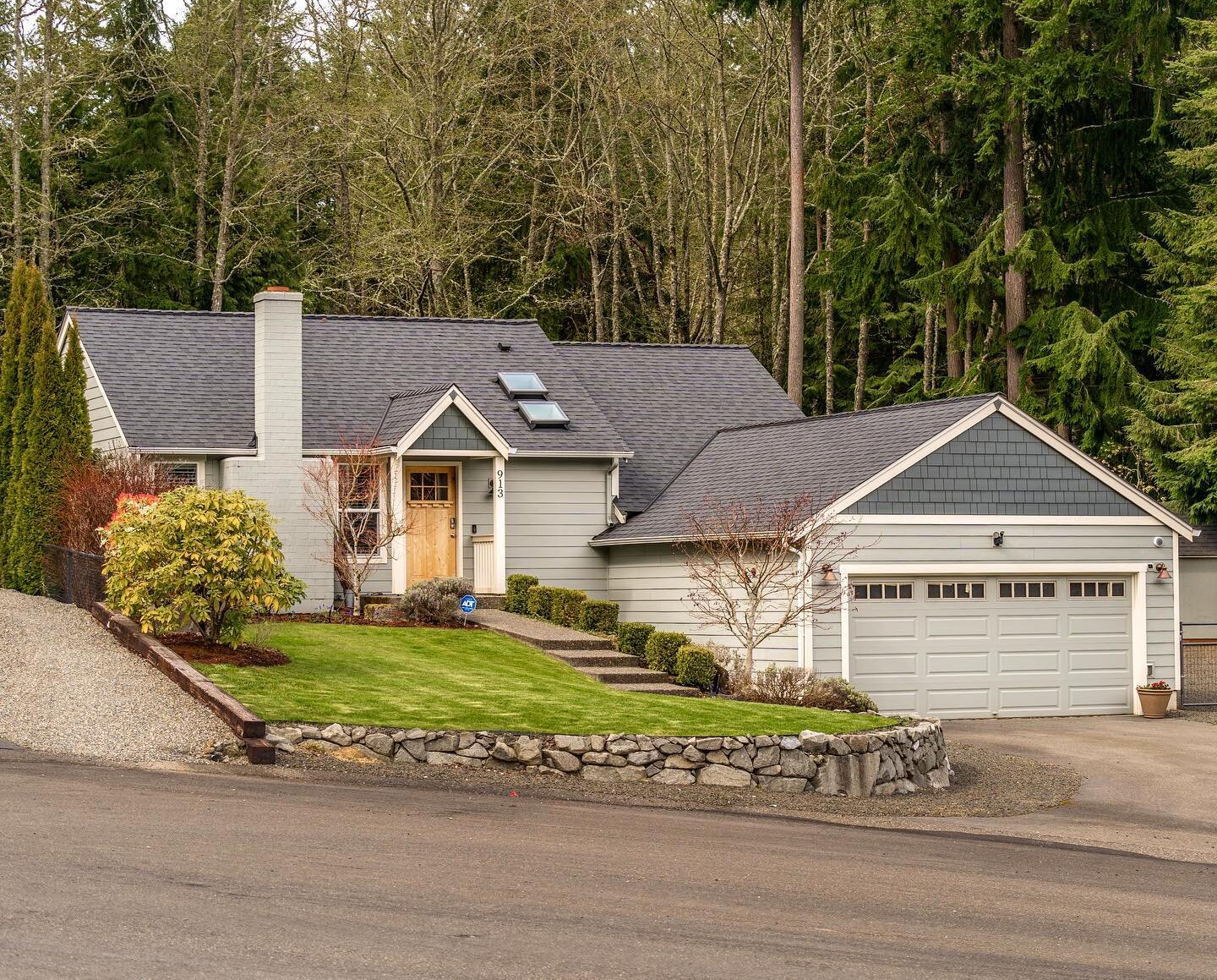Super cute listing from the folks at @propertiesnw !!

This charming rambler is nestled in a small community of well-maintained homes. Completely updated throughout and is move-in ready with newer siding, roof, windows, ductless heat pumps, doors, cu