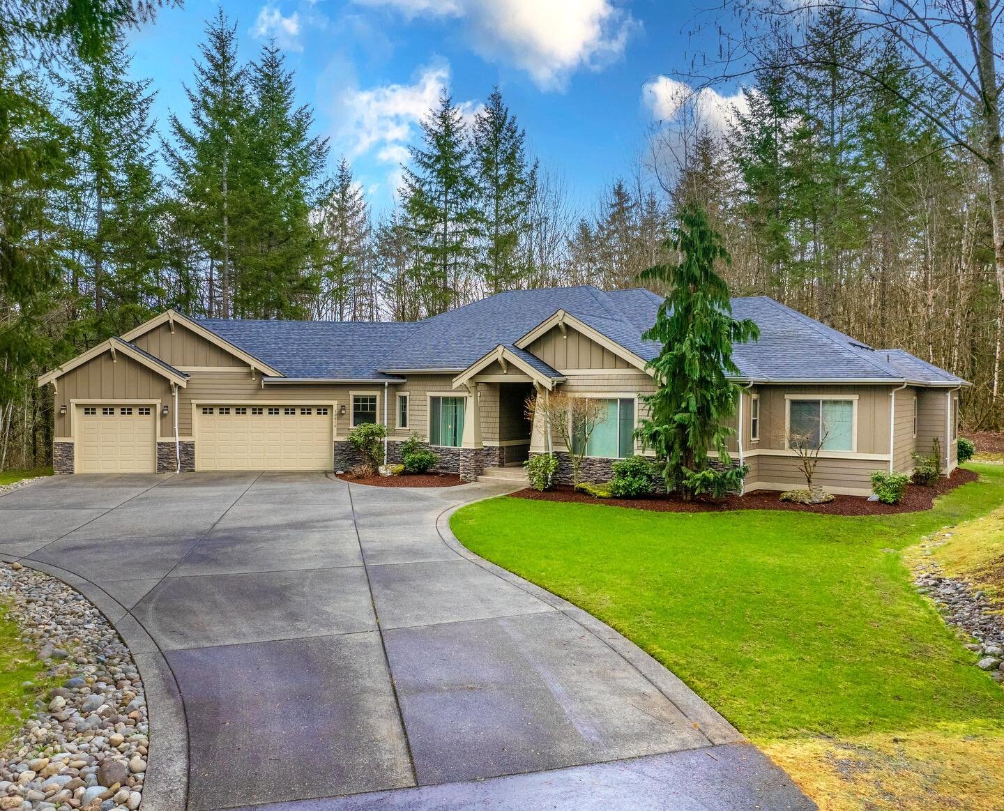 Congrats @martini_real_estate on getting this Black Diamond beauty under contract!!

#pending #kingcountyrealestate #modernliving #mountainviews #mountainview #eveningskies #eveningsky #sunsetview #milliondollarview #foresttrail #dreamhomes #blackdia