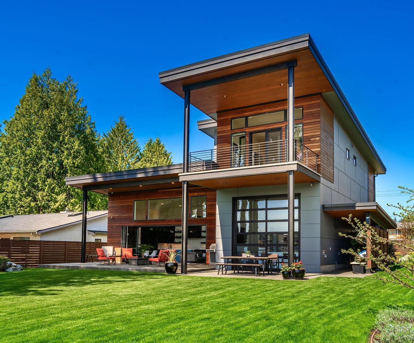 Modern and new, right on the lake, this is Lake Tapps life to the max. Wait until you see the inside!!!! Let&rsquo;s goooo!!!

#laketappsrealestate #laketapps #lakevibes #lakeviews #waterfrontliving #waterfronthome #waterviews #blueskiesfordays #blue