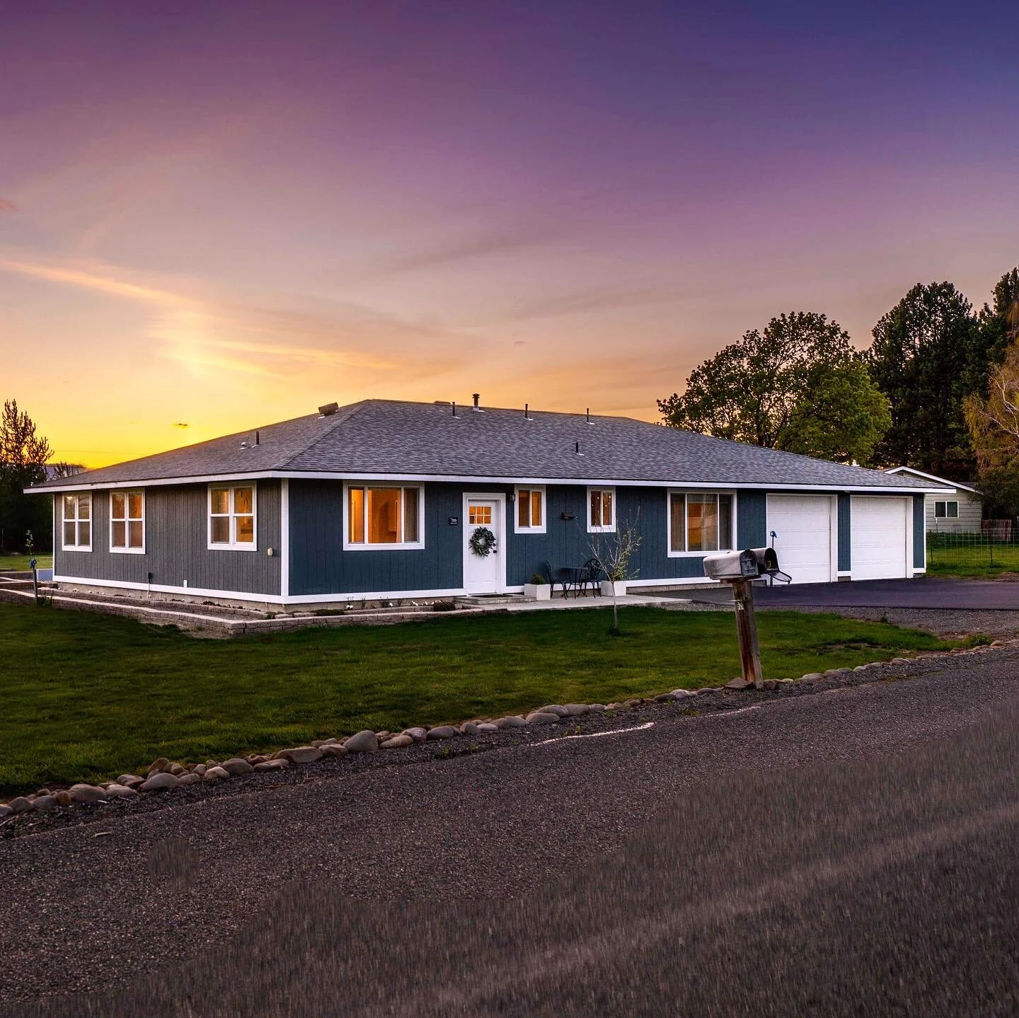 Wonderful five acre+ spread moments from downtown Ellensberg✨

#ellensburg #smalltownlife #smalltowncharm #smalltowns #smalltownbusiness #strollingaround #nightstroll #farmlife #pnwliving #realestateagent #washingtonrealestate #realestatemarketing #w