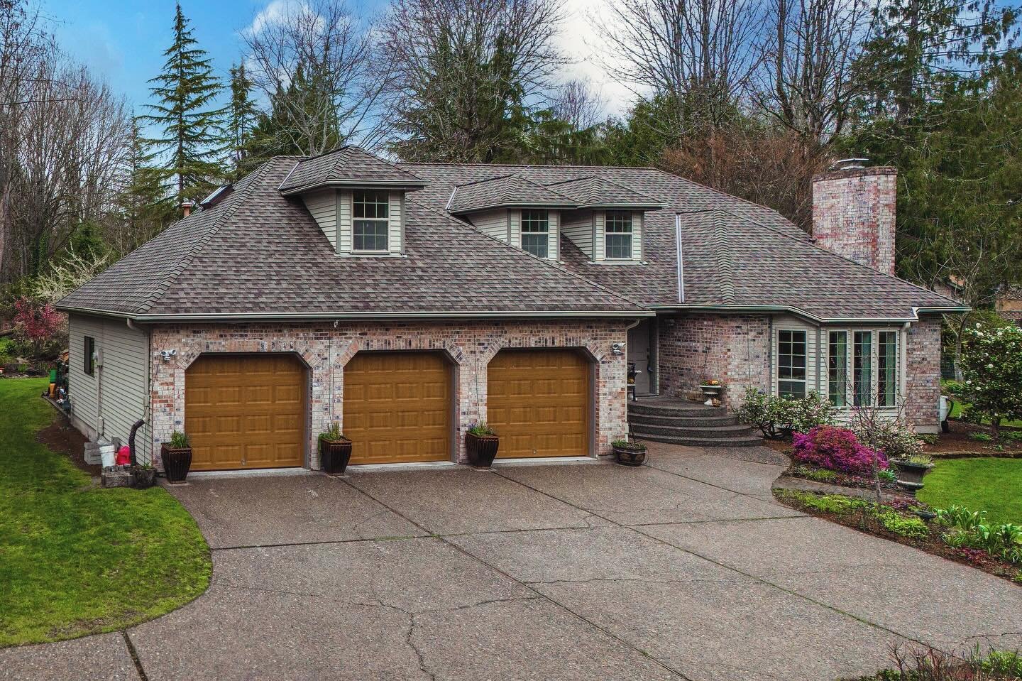 Gardener&rsquo;s delight!!! Whoever buys this Kent mini-estate is about the have the best spring ever!!!!

#covington #maplevalleywa #kingcountyrealestate #estatehomes #landscapersofinstagram #piercecountyrealestate #warealestate #nwbestrealestatevid
