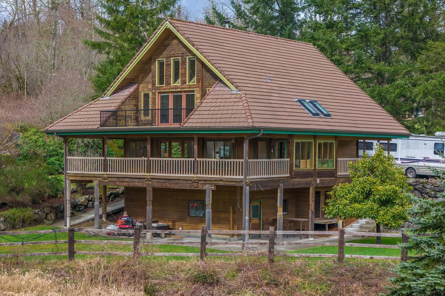 Lodge life is calling!!! A truly stunning property iberlooking Maple  Valley with landscaping that is ready to entertain front to back. Gorgeous! 

#maplevalley #kingcountyrealtor #milliondollarlisting #pnwliving #countrylifestyle #entertainersparadi
