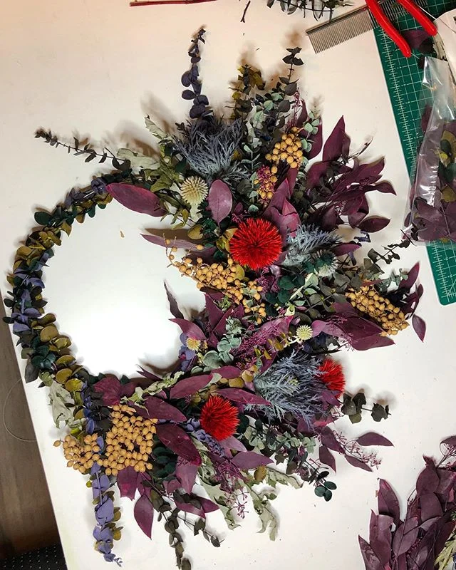 Mom wants a wreath... so here&rsquo;s my second attempt 🙂
#preservedfloralwreathe #presevedflowerarrangement #preservedflowers #floralwreath #driedflowers #driedflowerwreath