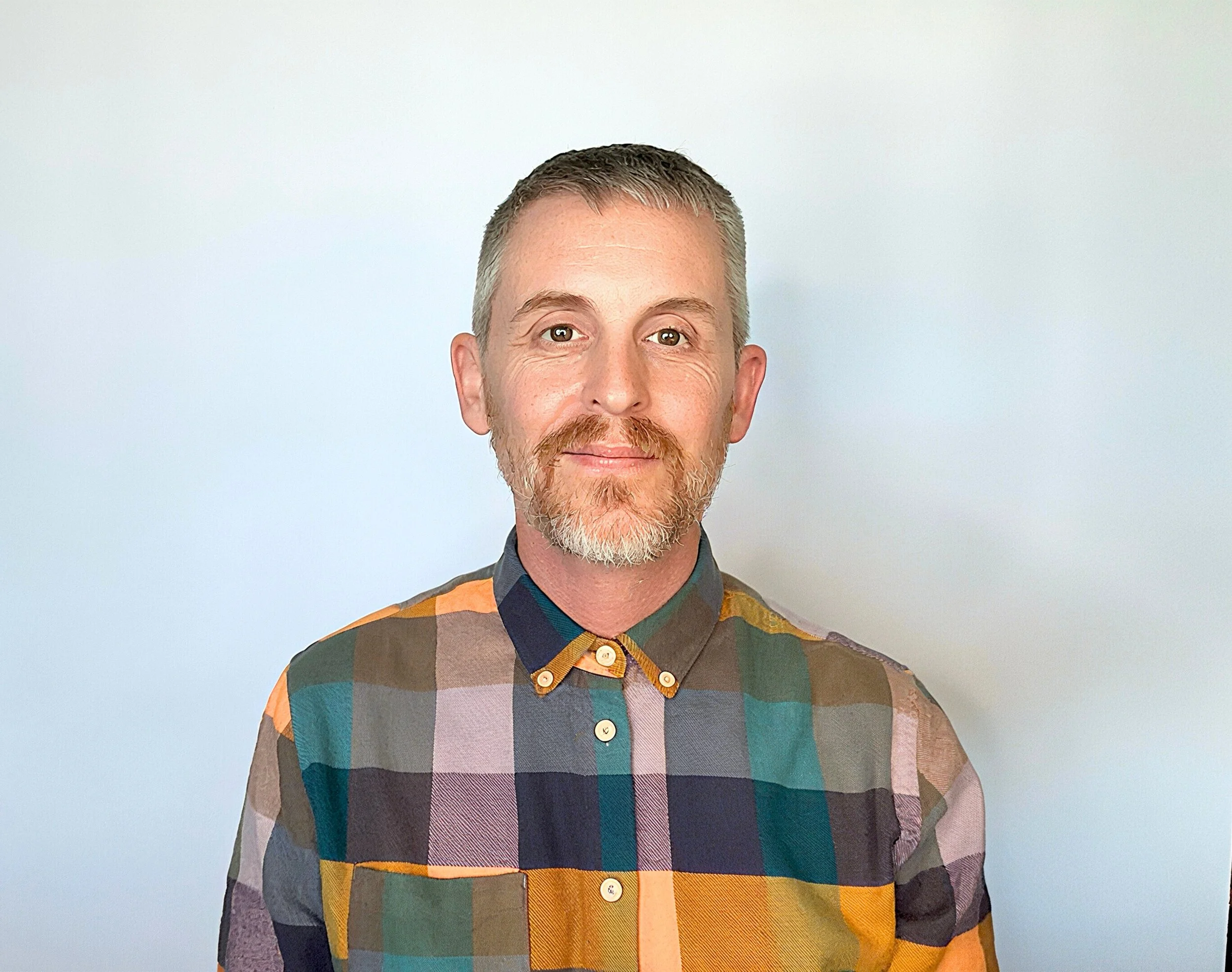 Male trauma therapist offering EMDR and somatic therapy online