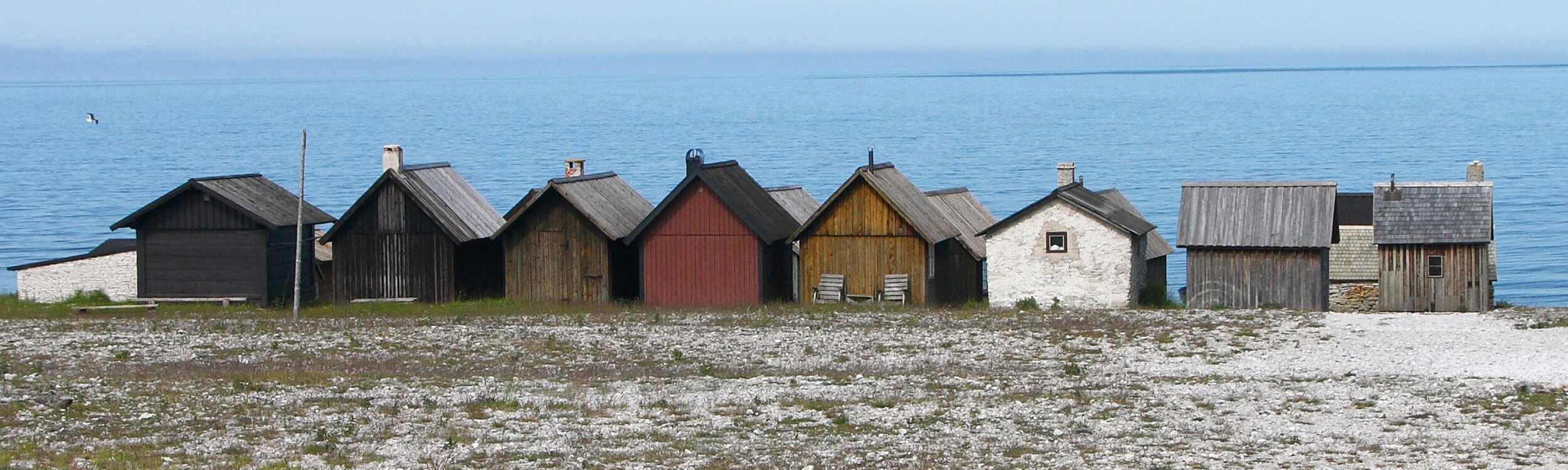  Bodarna i Helgumannens fiskeläge på Fårö. Grundformen är lika men takvinklar, material och kulör varierar 