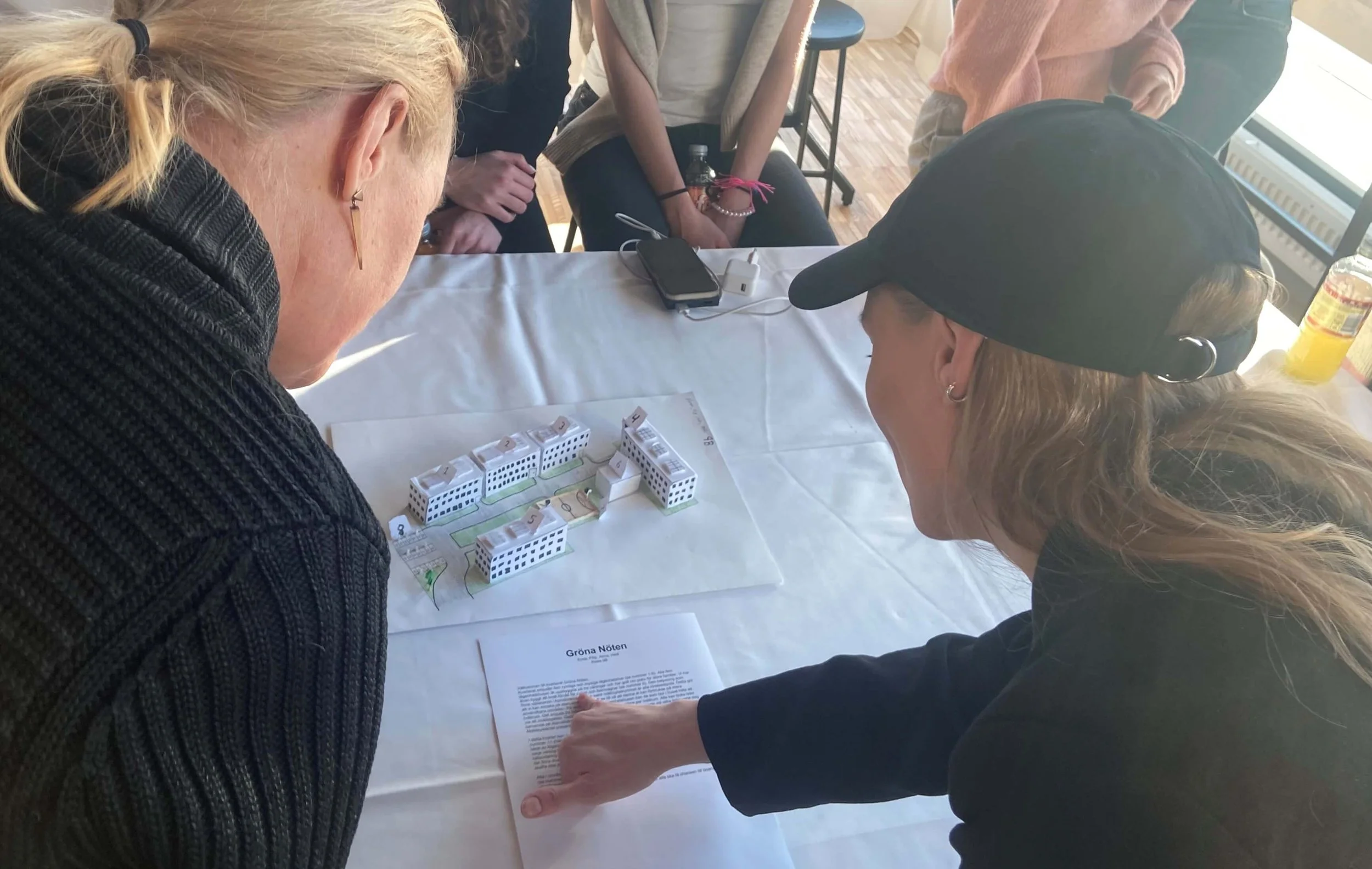 Vernissage, panelsamtal och mingel