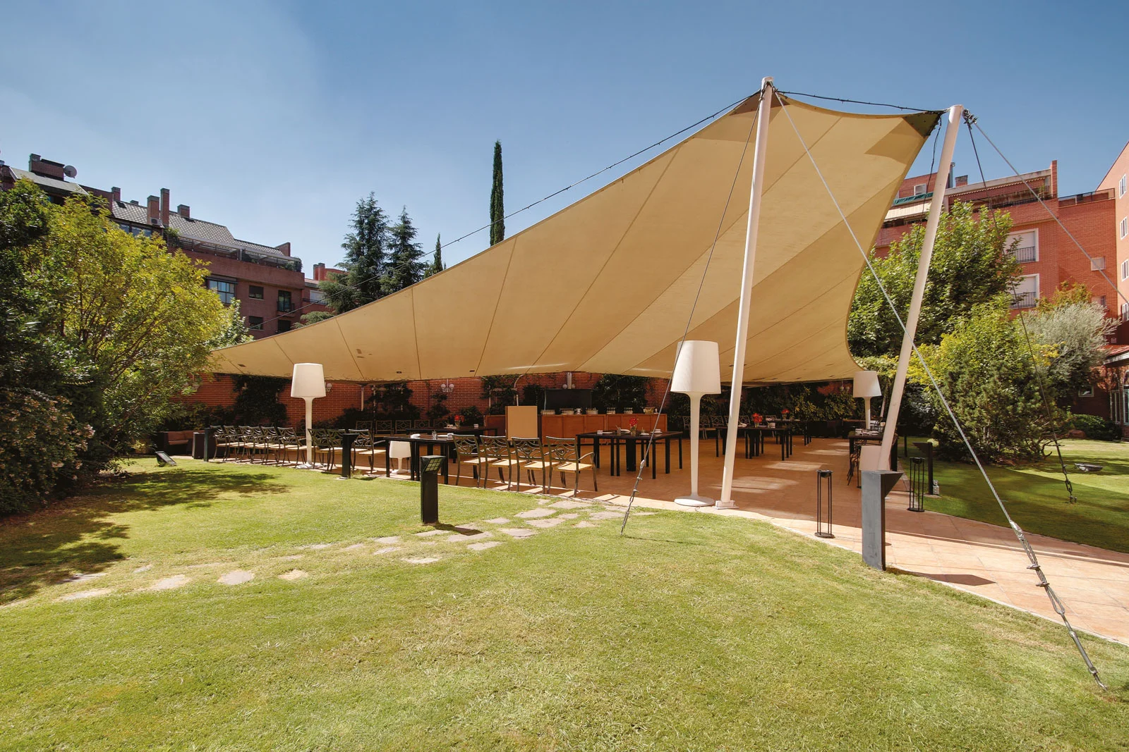 RH_ATOCHA_jardin_carpa.jpg