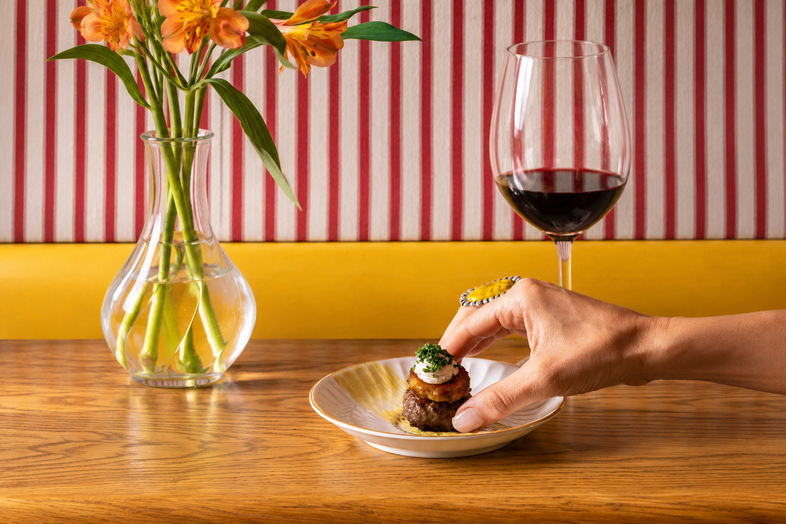 Tapa de solomillo Rossini y copa de Ribera del Duero en Casa Felisa
