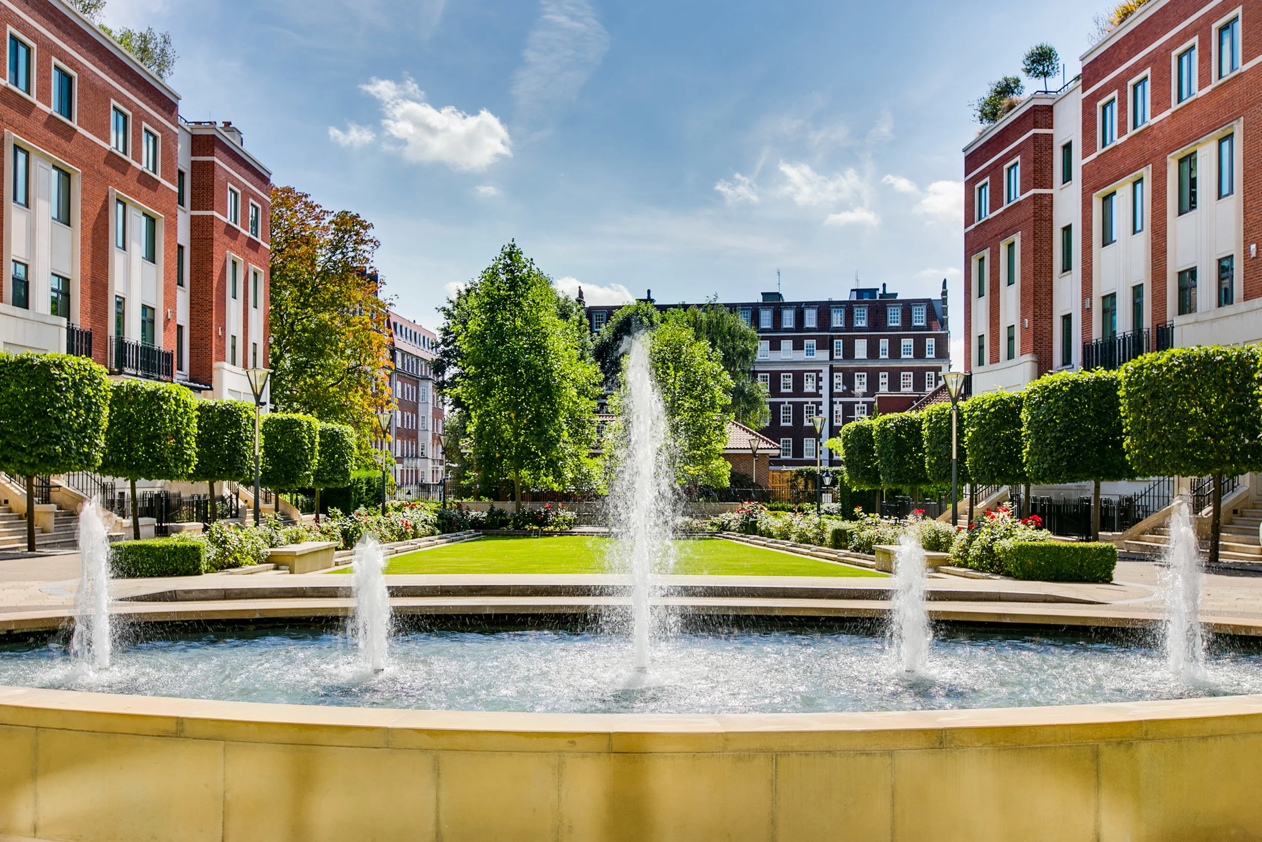 Kensington_thornwoodlodge_grounds.jpg
