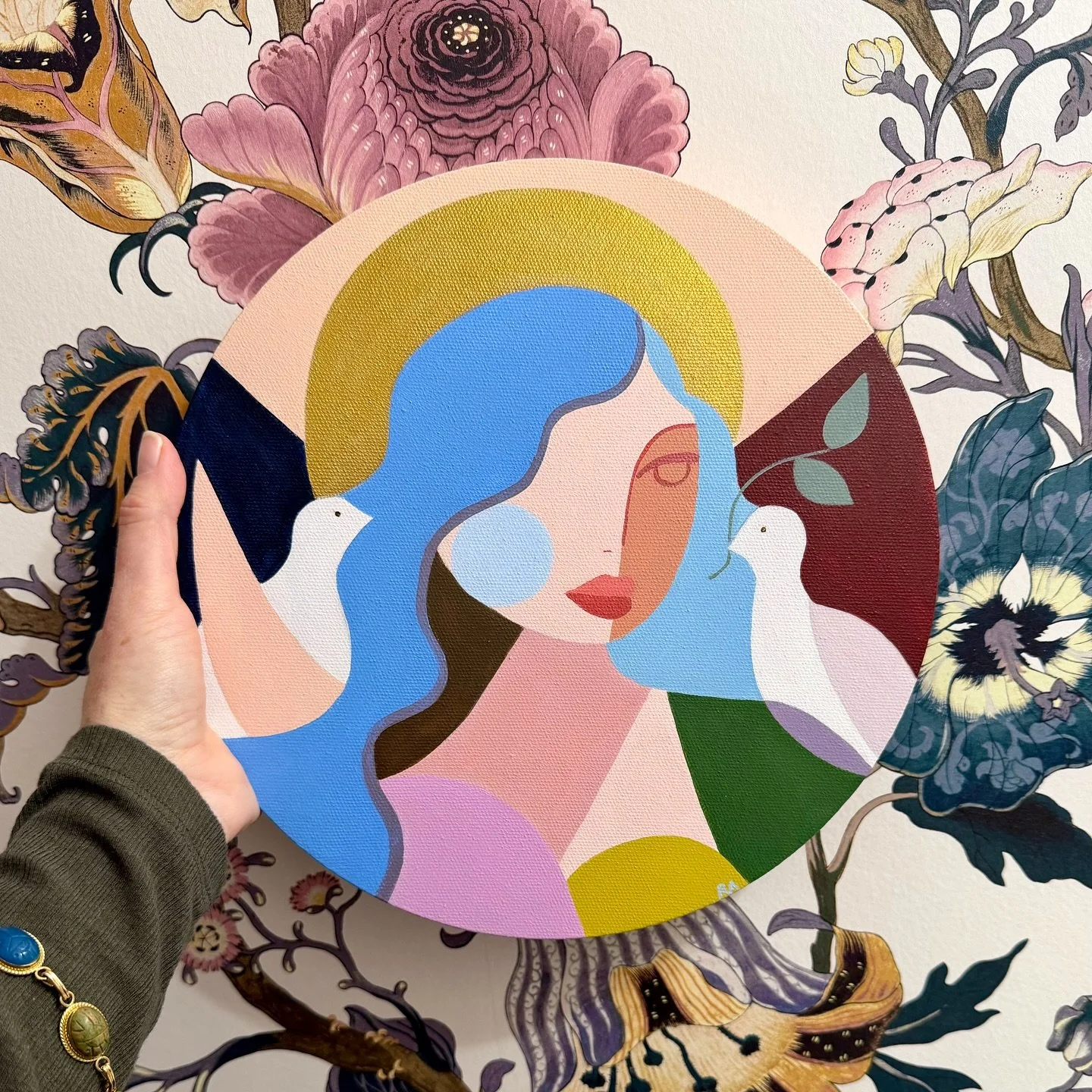 A more is more kind of holiday. Modern angel paintings in bold shapes, saturated color and sparkly, gold halos ✨

DM to purchase or visit the holiday shop www.RebeccaAdlerArt.com/holiday