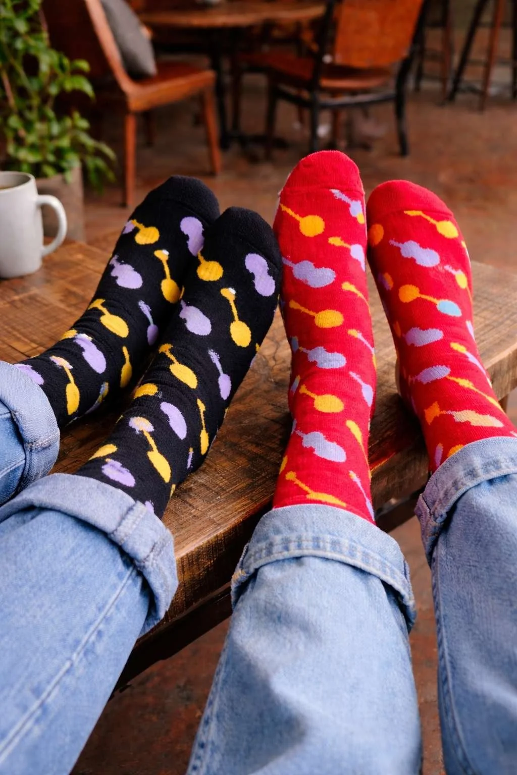These are some fine-looking socks, if we do say so ourselves 😍 Want to show your love for fiddle and banjo while keeping your feet all colorful and cozy? Visit our Etsy shop to grab yours: etsy.com/shop/hankandpattie

#music #bluegrass #banjo #fiddl
