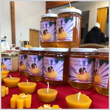 La Belle Saison Fruits et Légumes Plusieurs produits de l'abeille et à base de fruits dont du miel et des bonbons, ainsi que des chandelles et des savons. Facebook