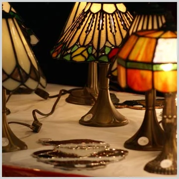 René Benoit et Louise Poiré Différents types de lampes, de veilleuses et d'objets décoratifs faits de vitraux.