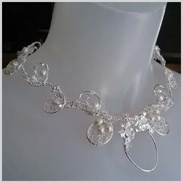 Sylvie Bilodeau Grande gamme de bijoux en or, argent, perles de culture, et cristal de Swarovski. Site web Facebook