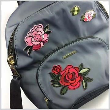 Tattoo it Tattoo it offrira ses plus récentes collections d'écussons autocollants et d'épinglettes émaillées. Les écussons autocollants peuvent être appliqués sur toutes les surfaces: manteau de cuir, téléphone portable, livres, casquette ou sac à dos. Site web Facebook
