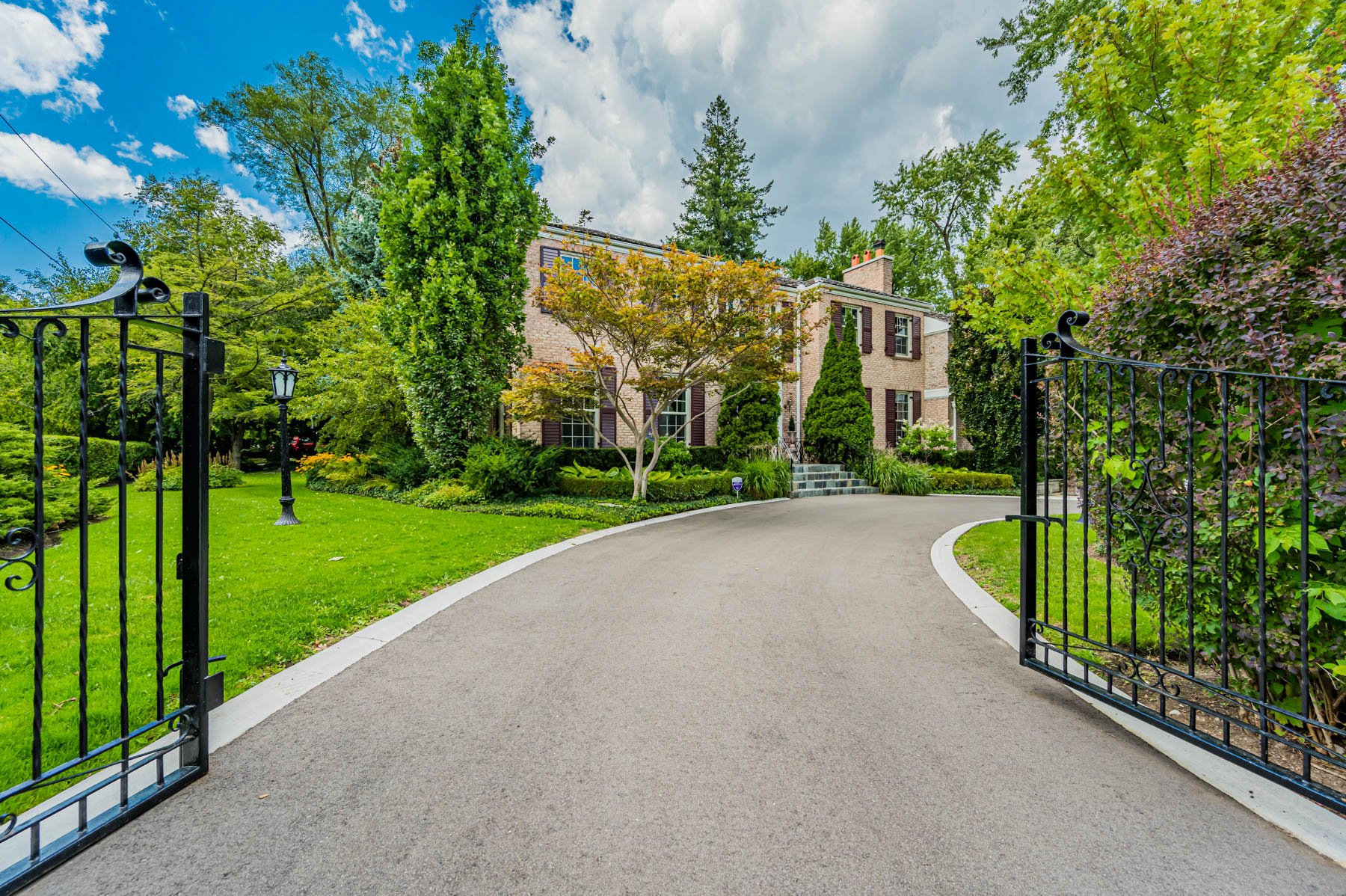 110 Sandringham Dr web-2.jpg
