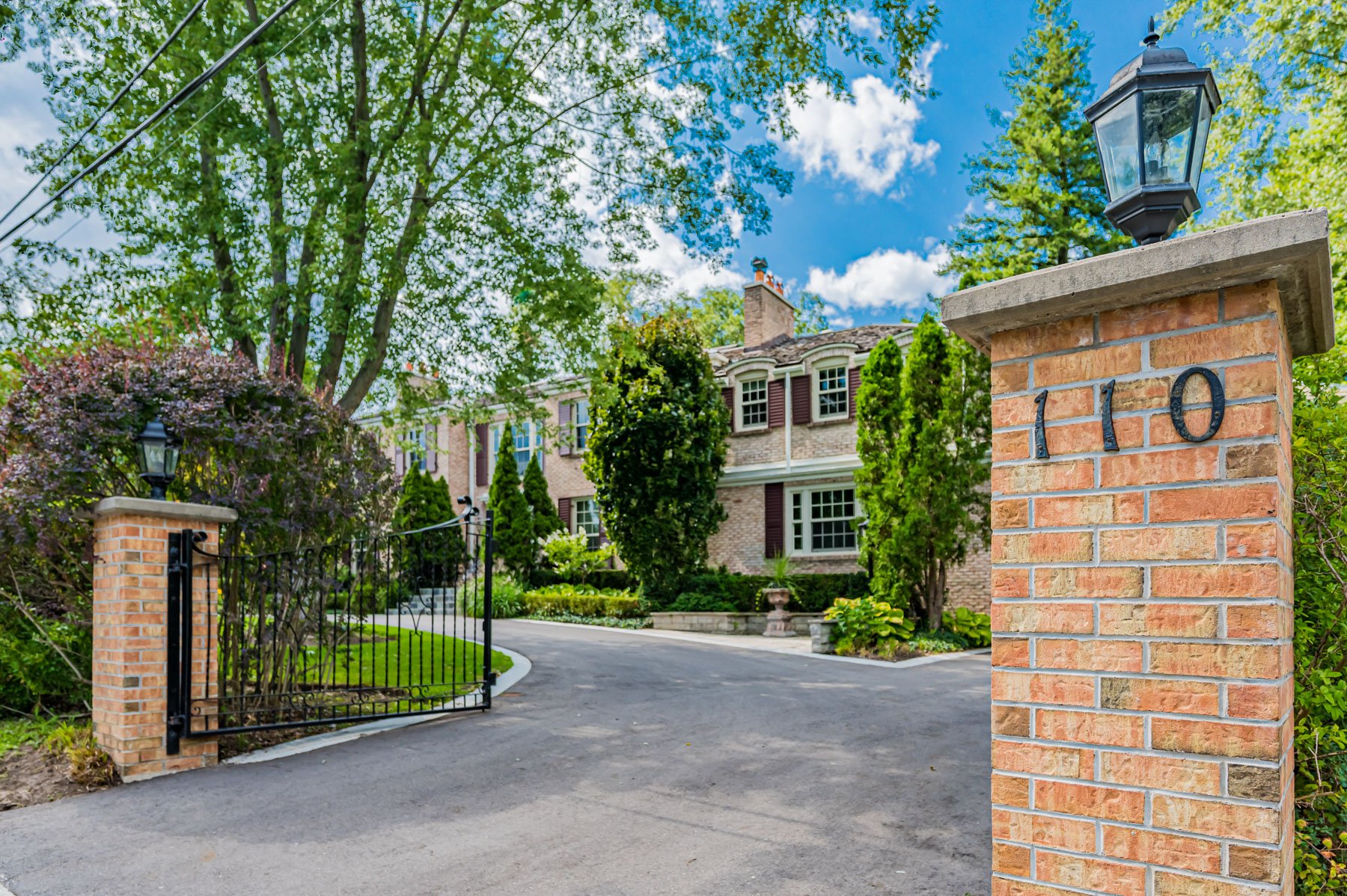 110 Sandringham Dr web-1.jpg