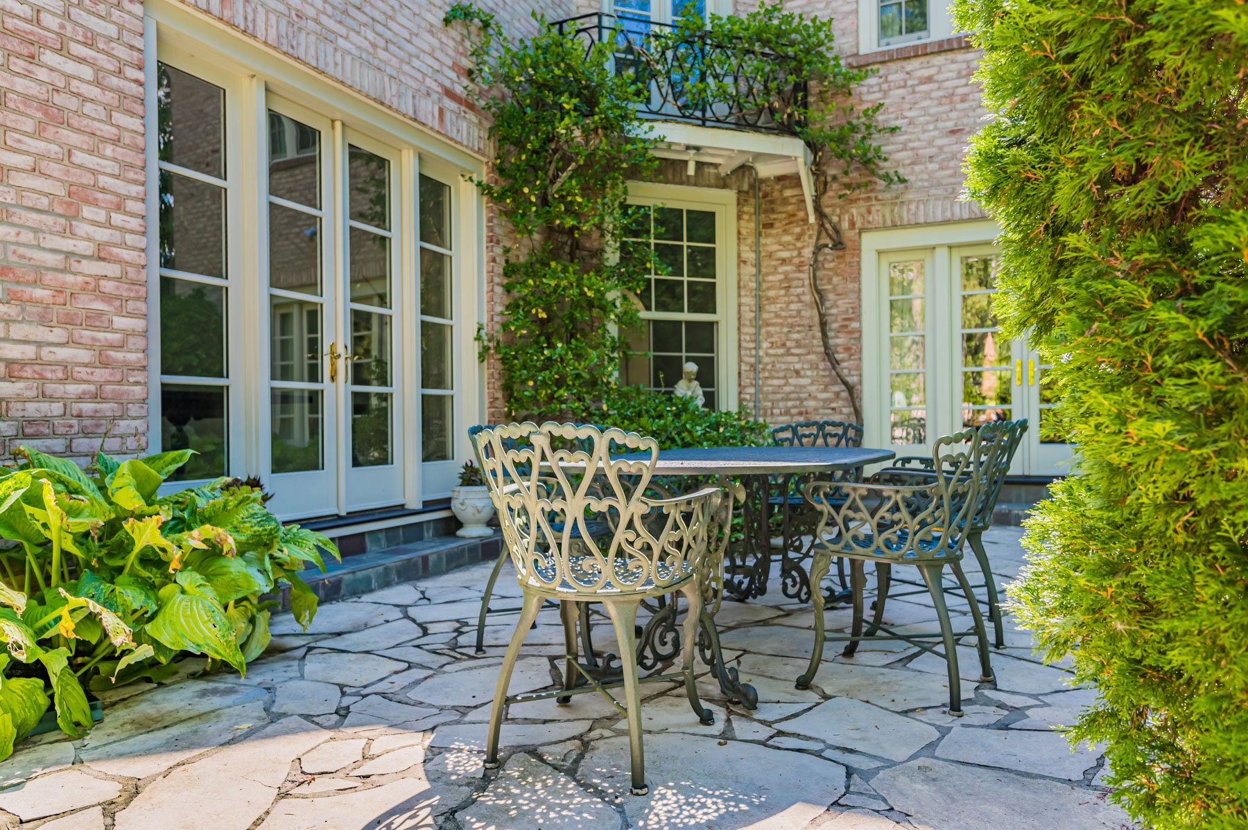 110 Sandringham Dr web-13.jpg