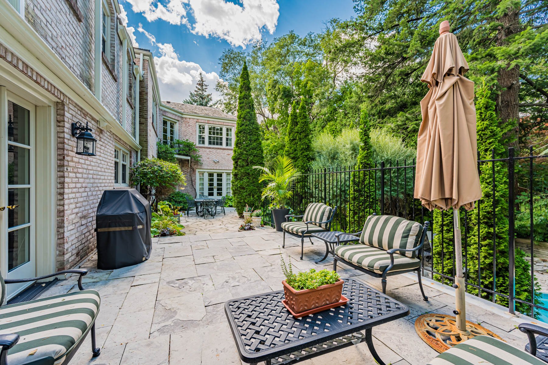 110 Sandringham Dr web-17.jpg