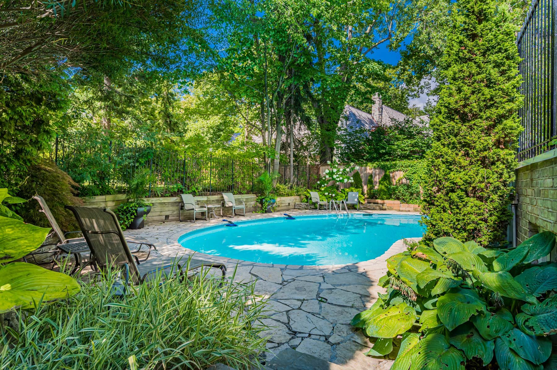 110 Sandringham Dr web-18.jpg