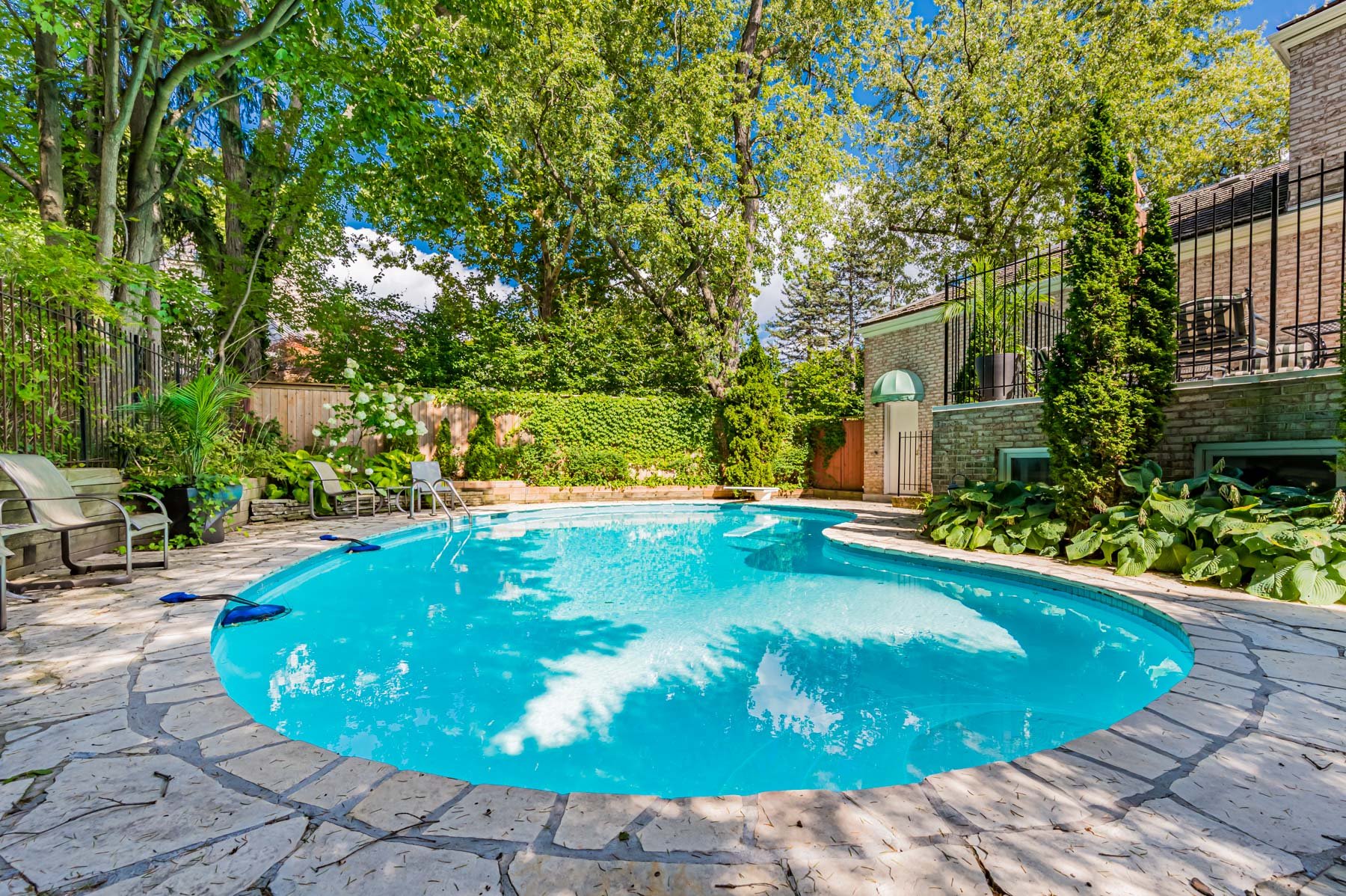 110 Sandringham Dr web-19.jpg