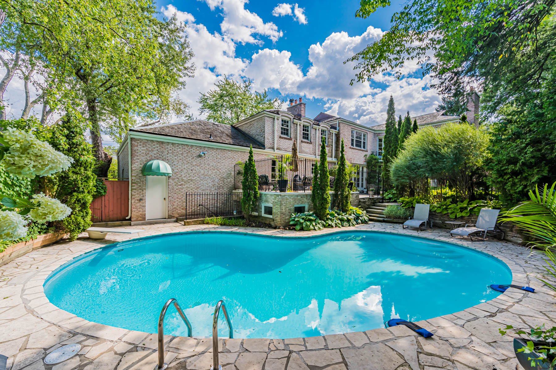 110 Sandringham Dr web-21.jpg