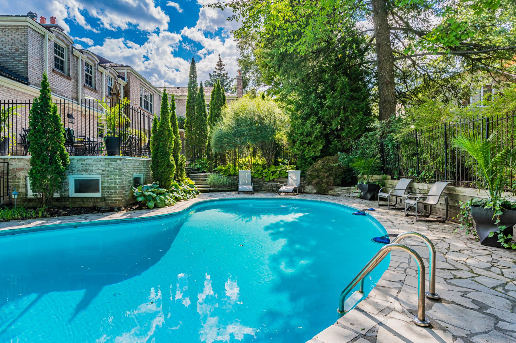 110 Sandringham Dr web-22.jpg