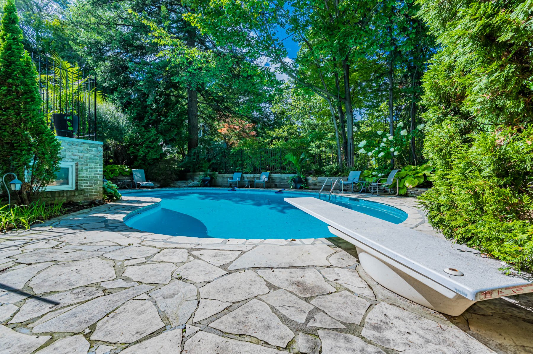 110 Sandringham Dr web-23.jpg