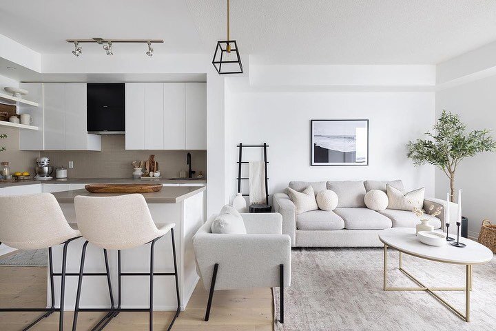 ✨ Welcome to Suite 1610 in Humber Bay Shores

This beautifully renovated 1+Den with 680sf of functional living is one of the best floor plans in Humber Bay! Featuring high end finishes, a large and wide kitchen &amp; living area, separate true den, s