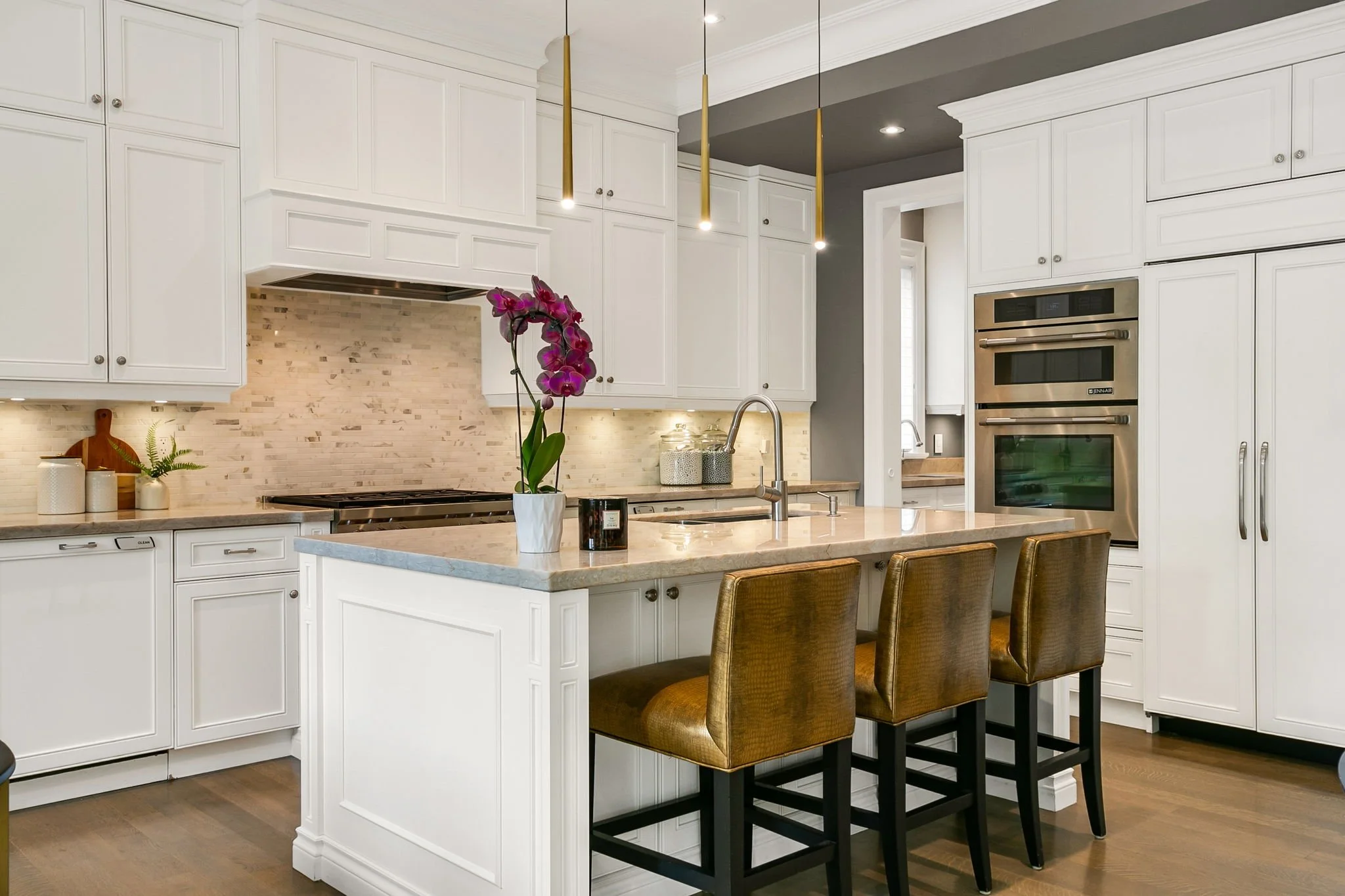 58-web-or-mls-17_003_Breakfast Area.jpg