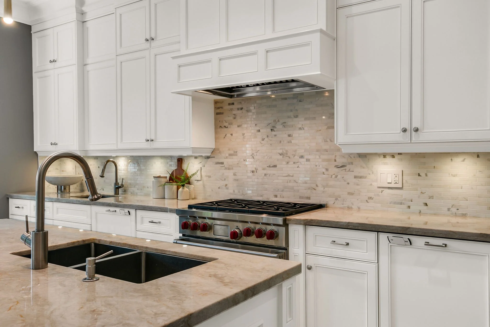 59-web-or-mls-17_004_Breakfast Area.jpg