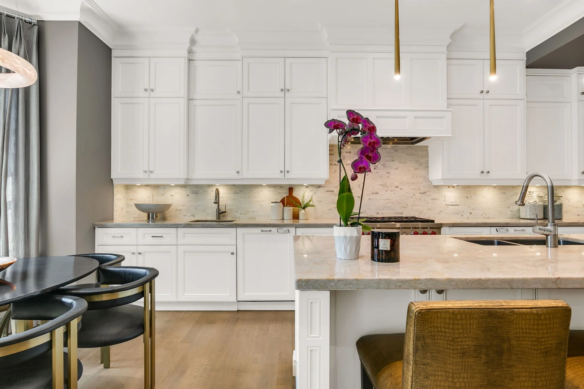 64-web-or-mls-17_009_Breakfast Area.jpg