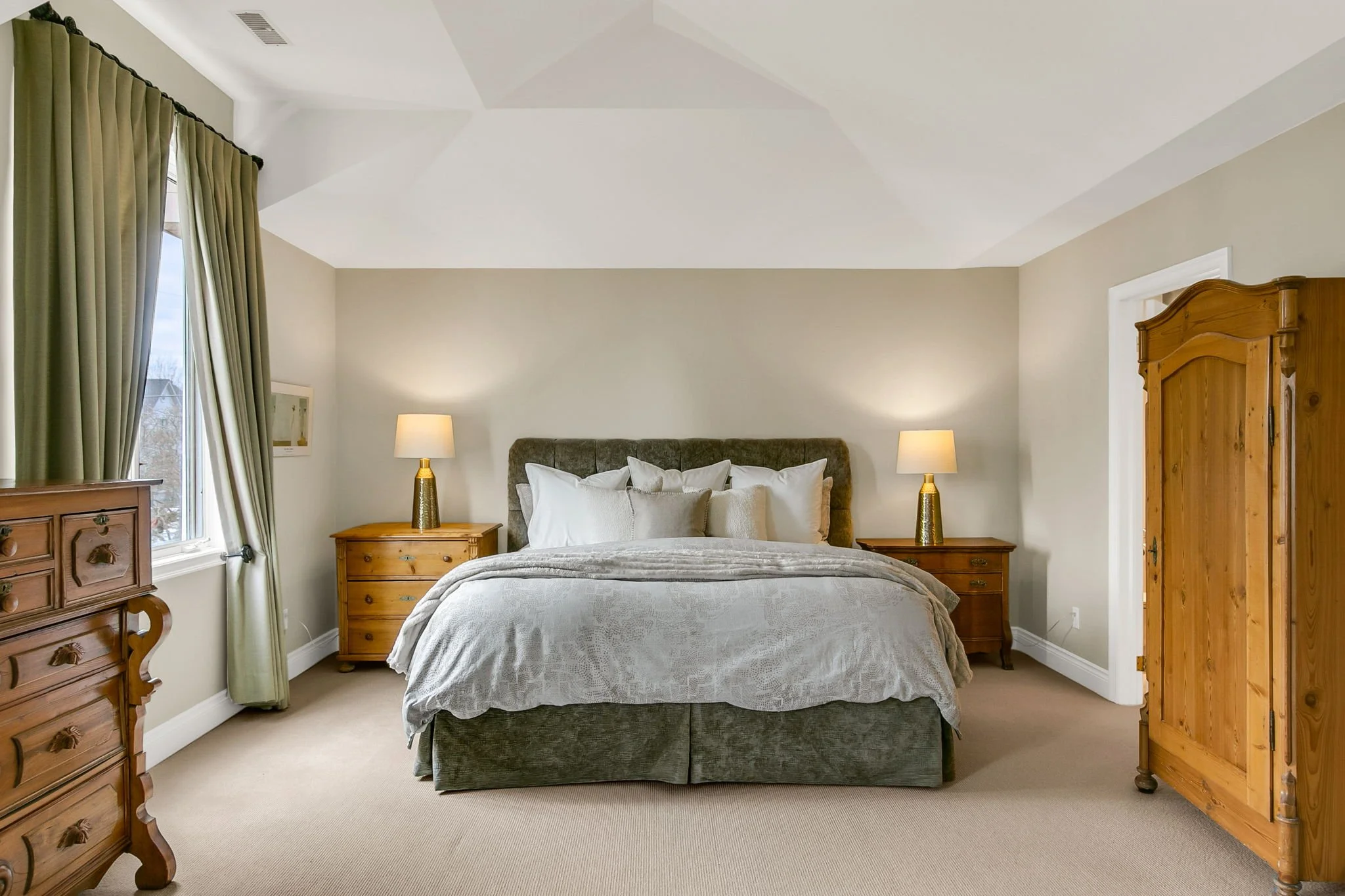 58-web-or-mls-26_002_Primary Bedroom.jpg