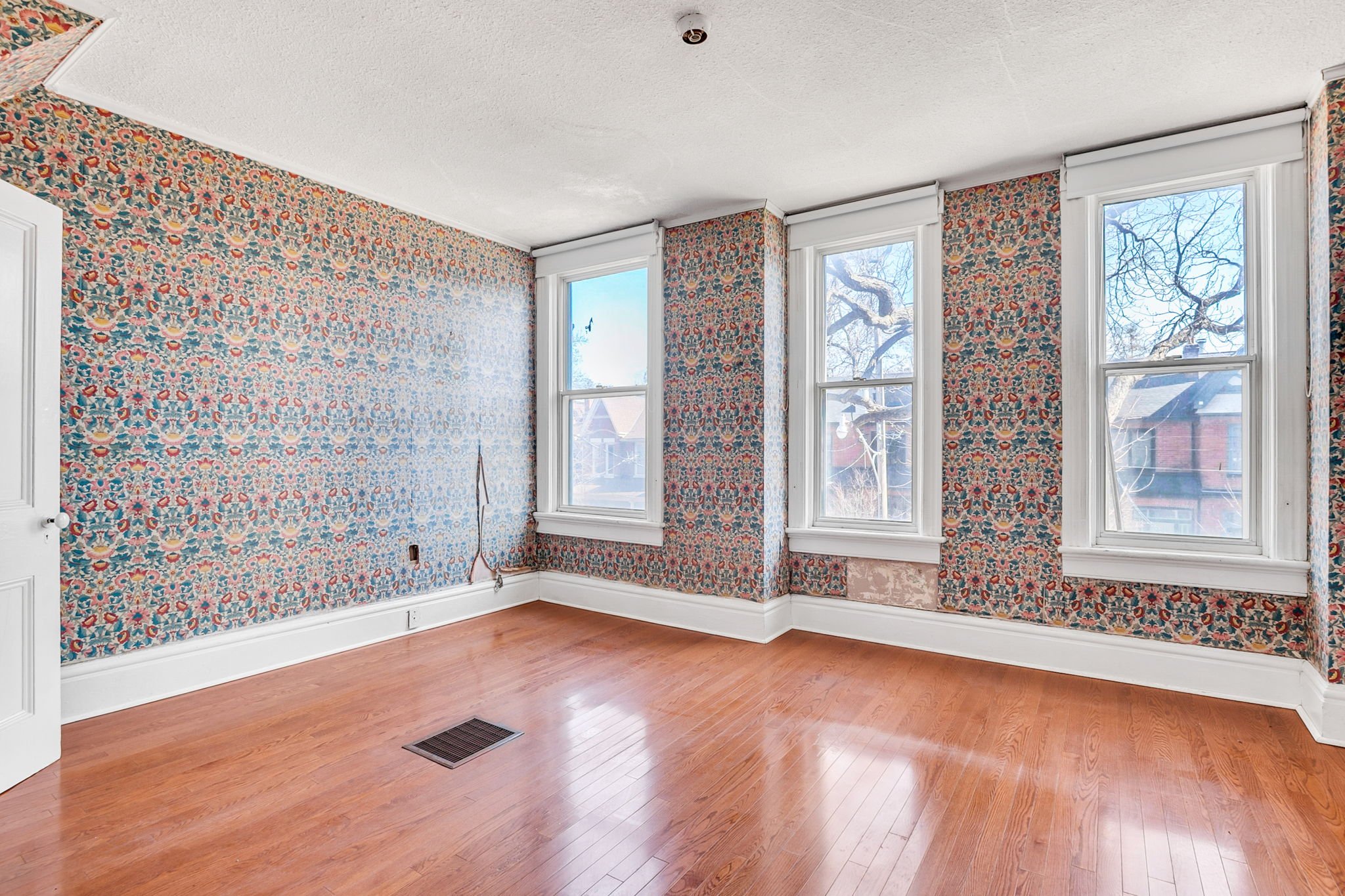 44-web-or-mls-26_003_Primary Bedroom.jpg