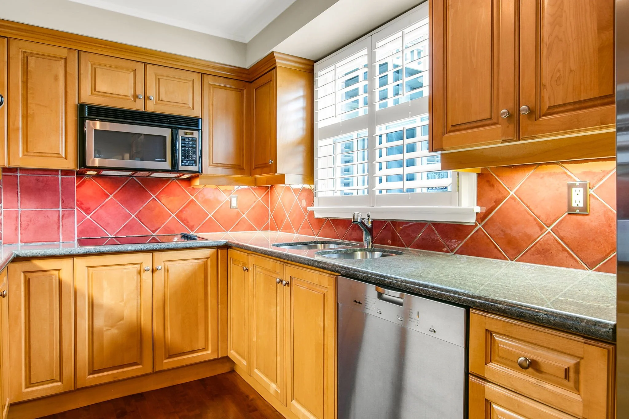 36-web-or-mls-15_003_Kitchen.jpg
